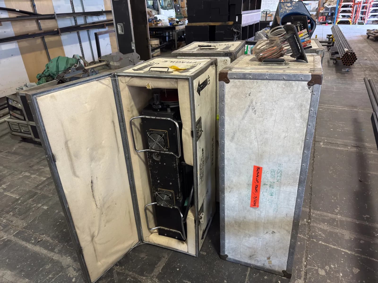 4-satelite-575-hmi-follow-spotlights-for-parts-933ff9