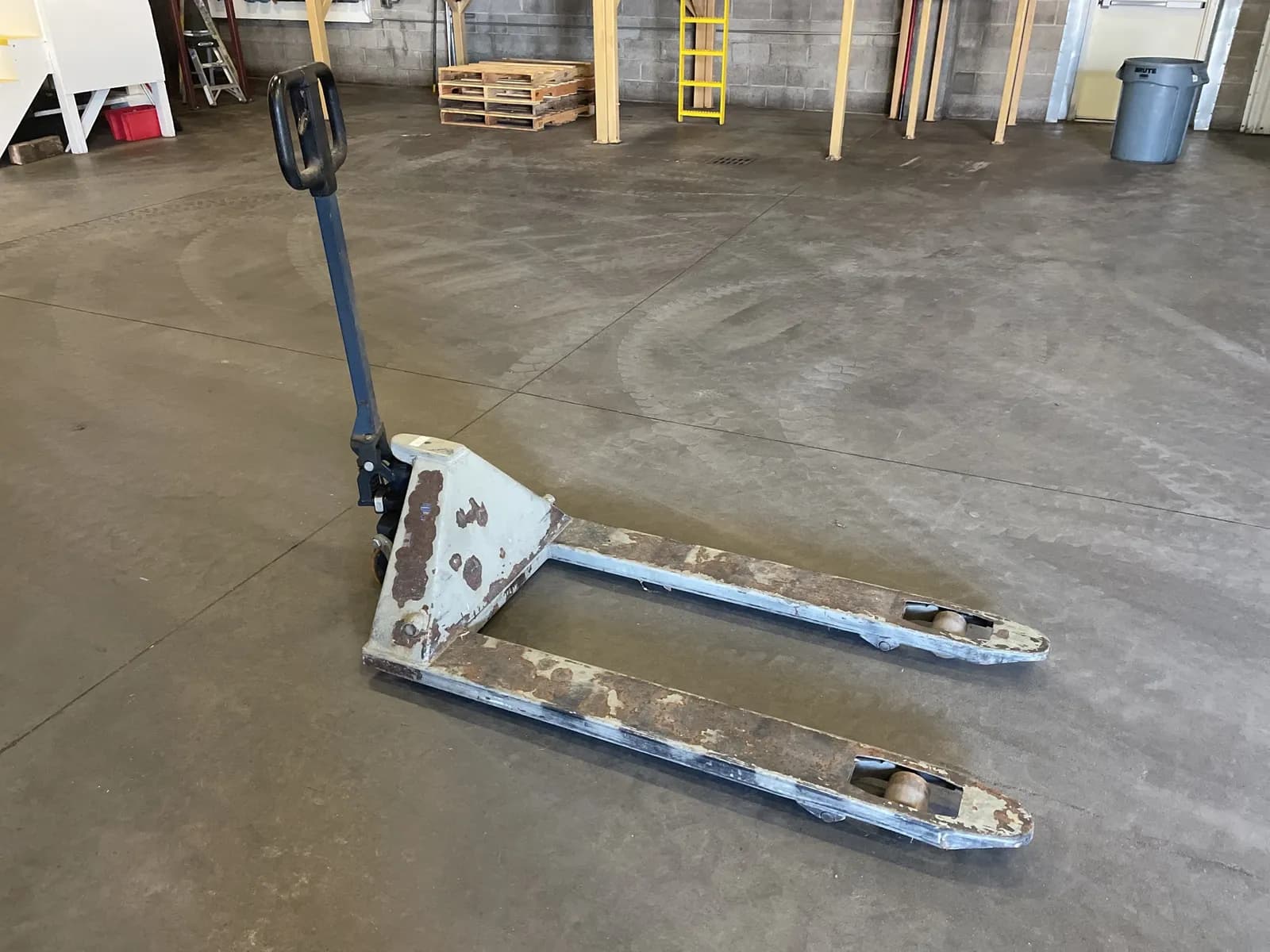 wesco-5500-lb-capacity-pallet-jack-c2350b