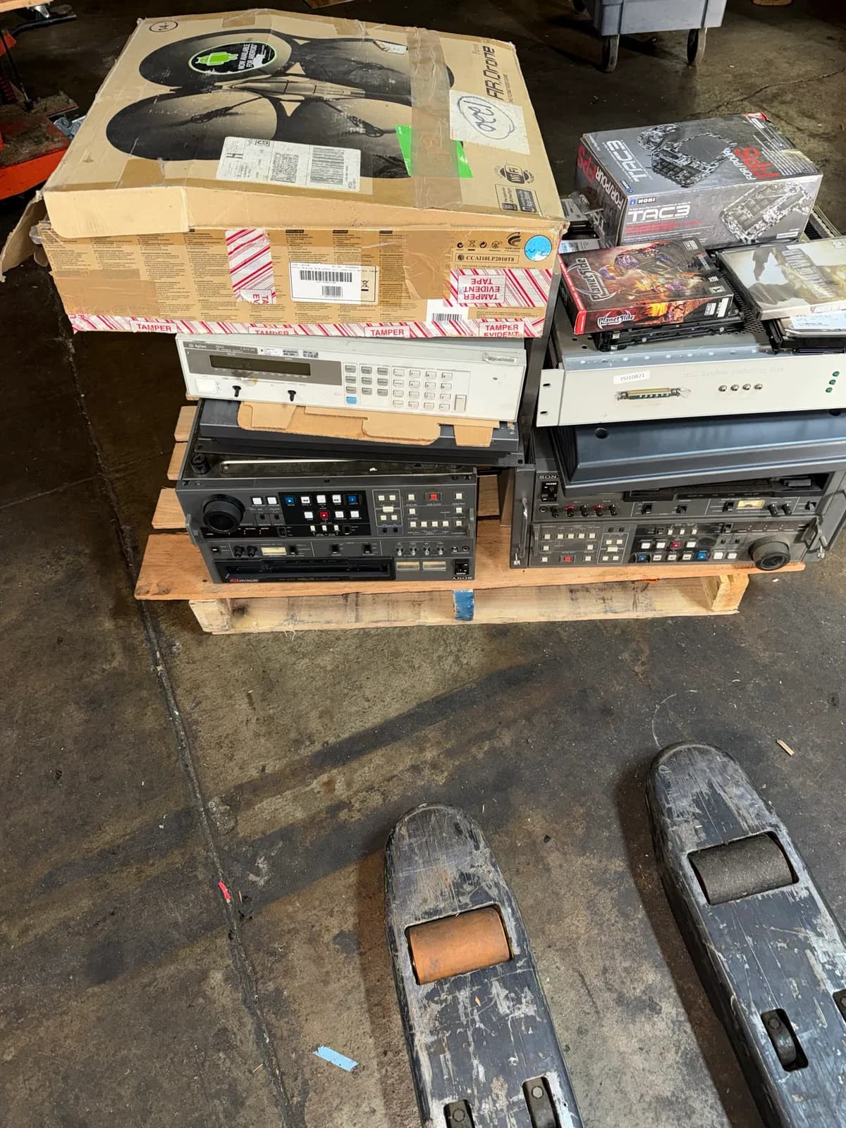 pallet-of-video-equipment-video-games-11f89d