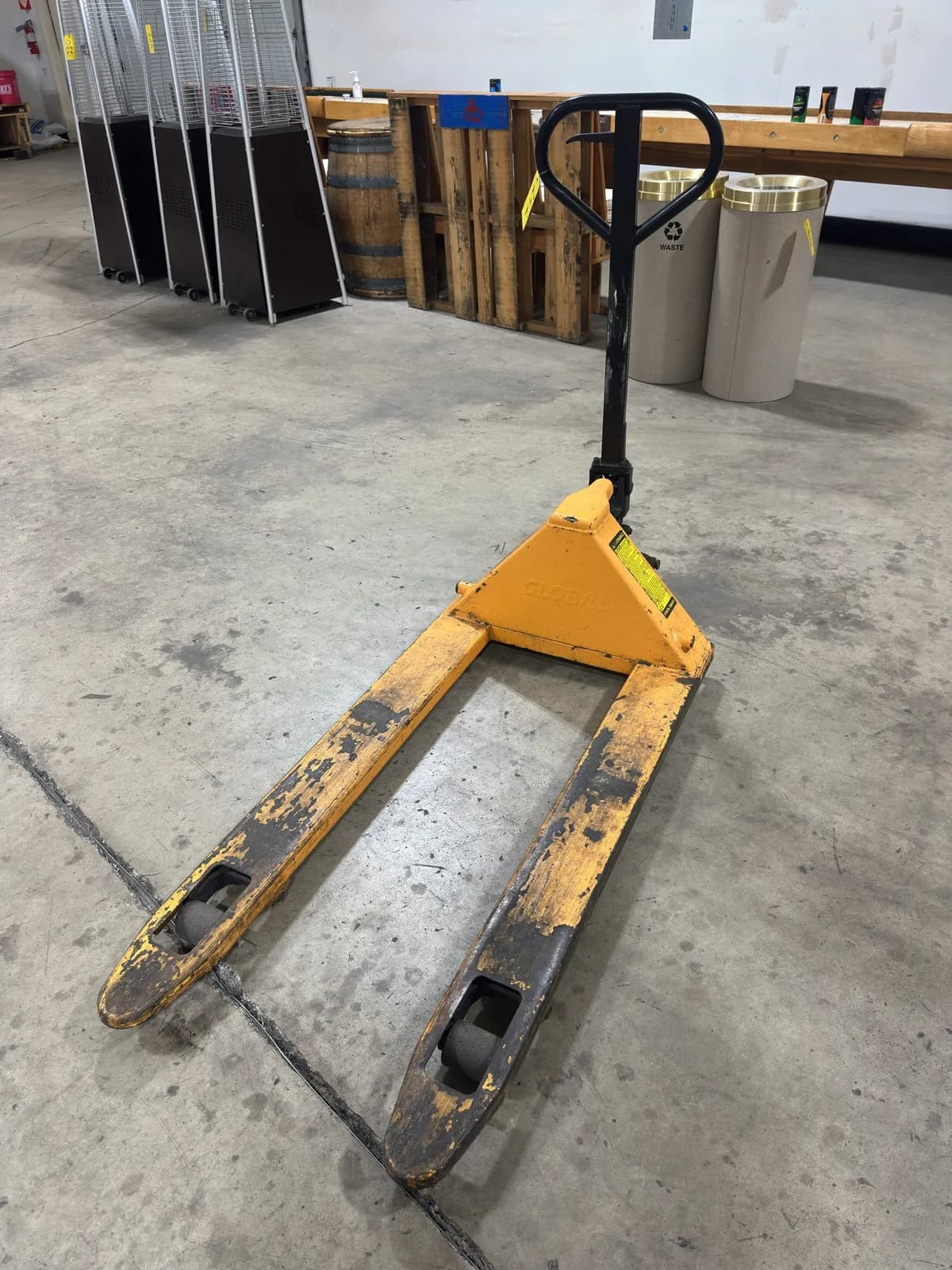 global-industrial-5500-lb-capacity-pallet-hand-truck-2682fa