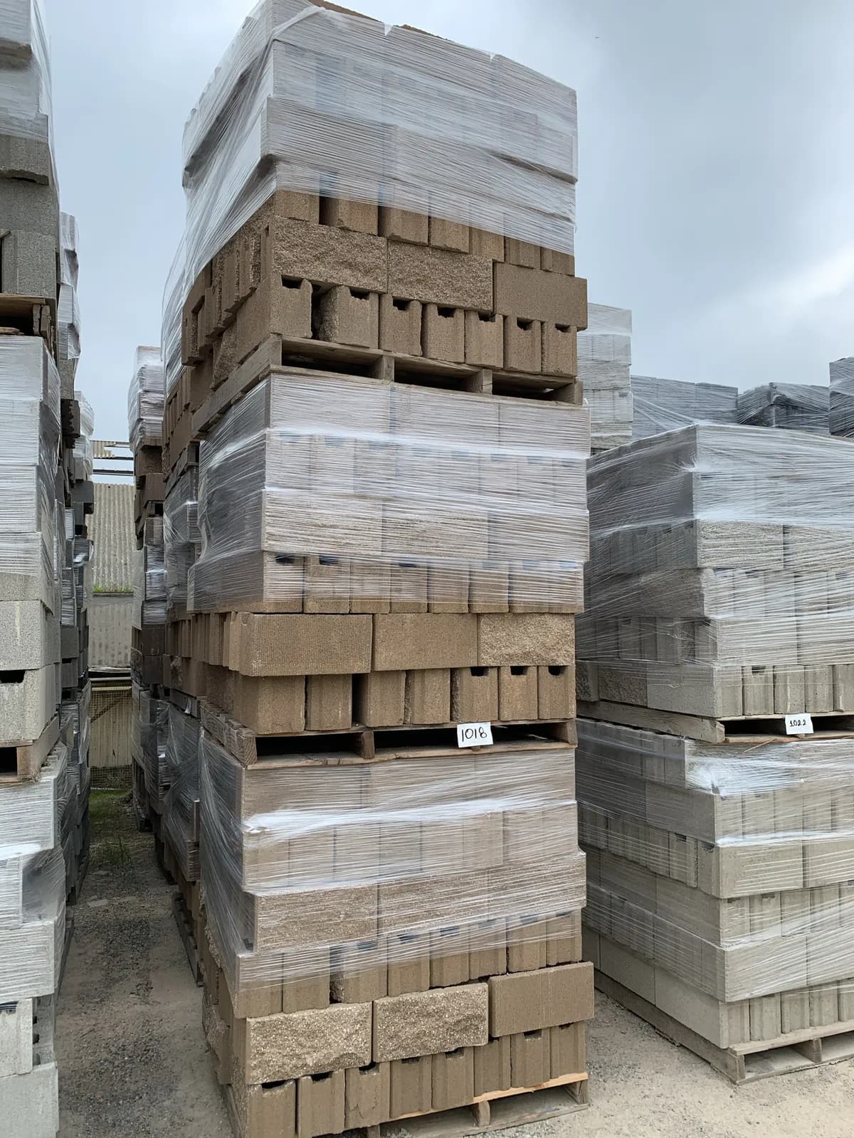 3-pallets-of-6x8x16-split-face-comb-face-fence-block-tan-02de8f