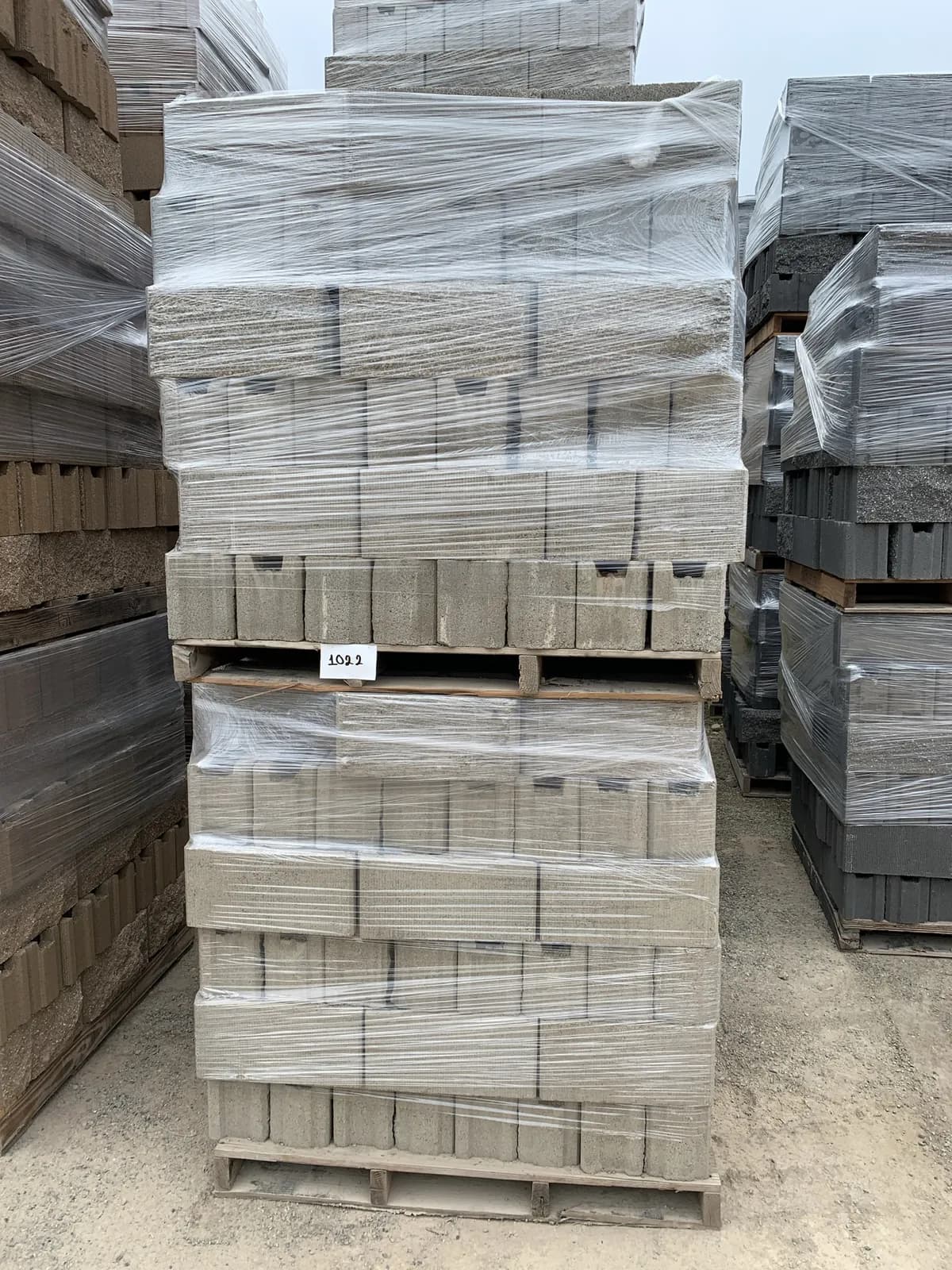 2-pallets-of-6x8x16-split-face-comb-face-fence-block-gray-c608e8