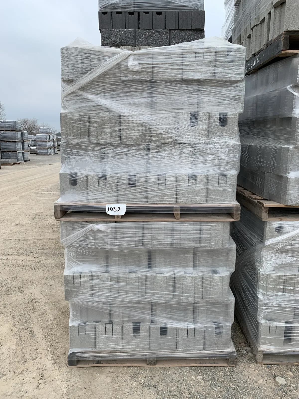 2-pallets-of-heritage-wall-cap-gray-b4c549