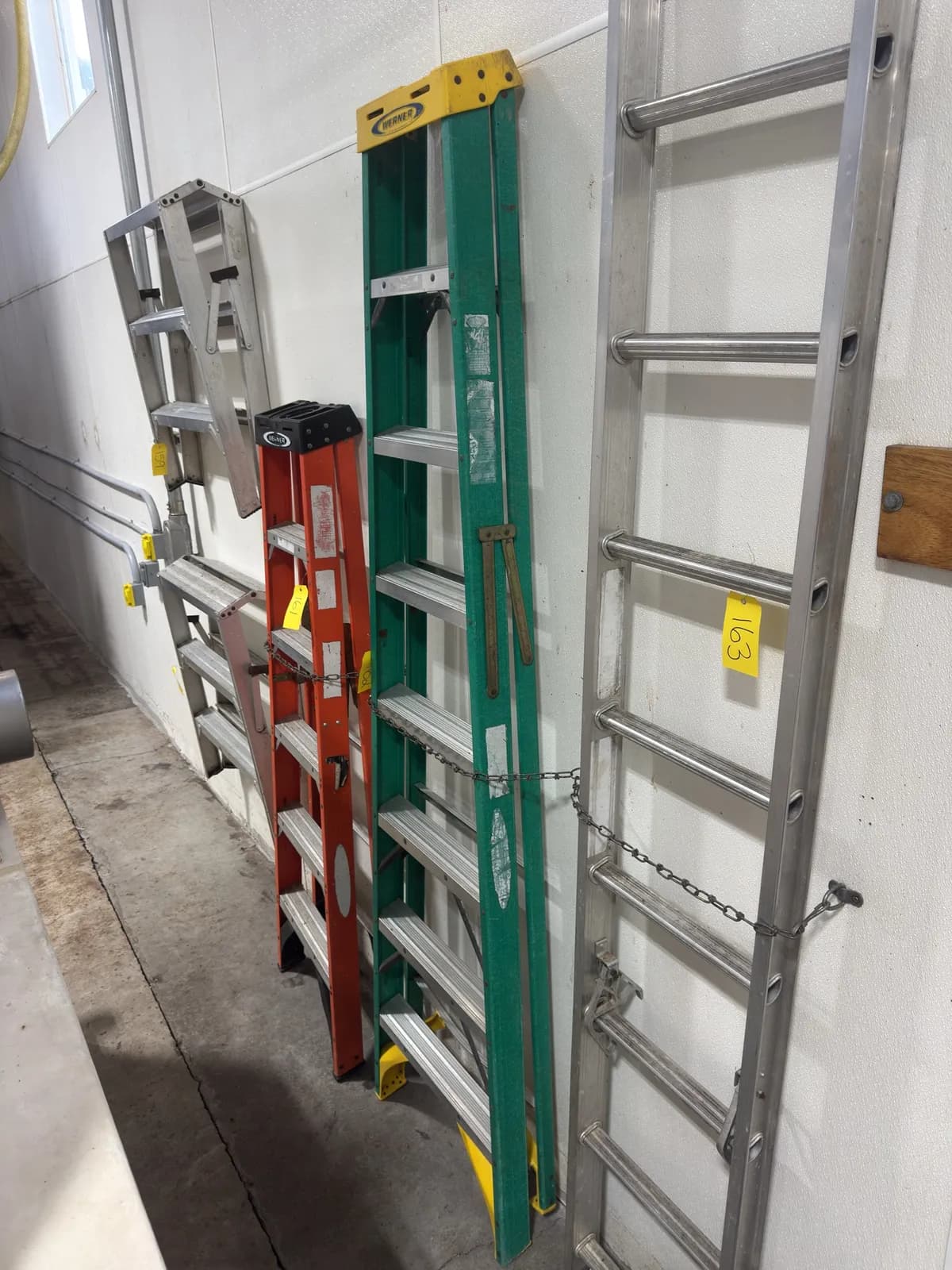 werner-8-fiberglass-ladder-ea6862
