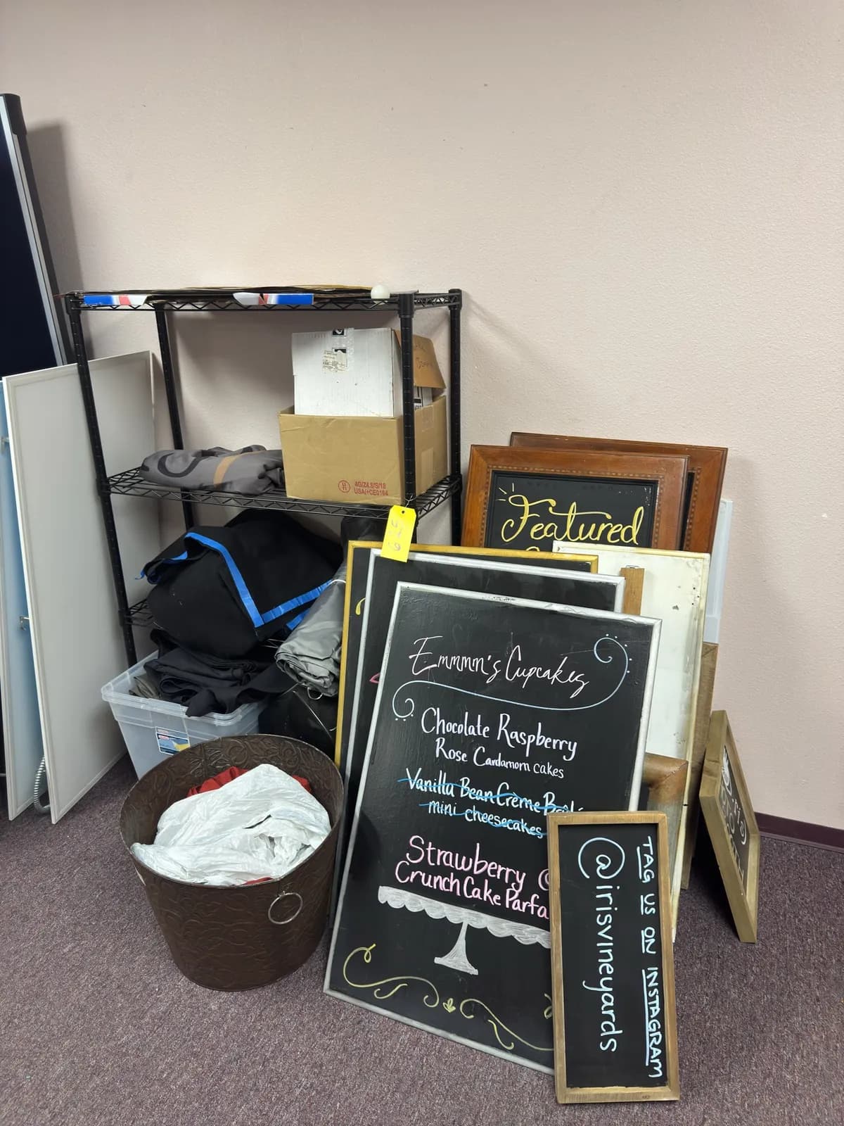 contents-of-corner-signage-and-draping-rack-not-included-048907