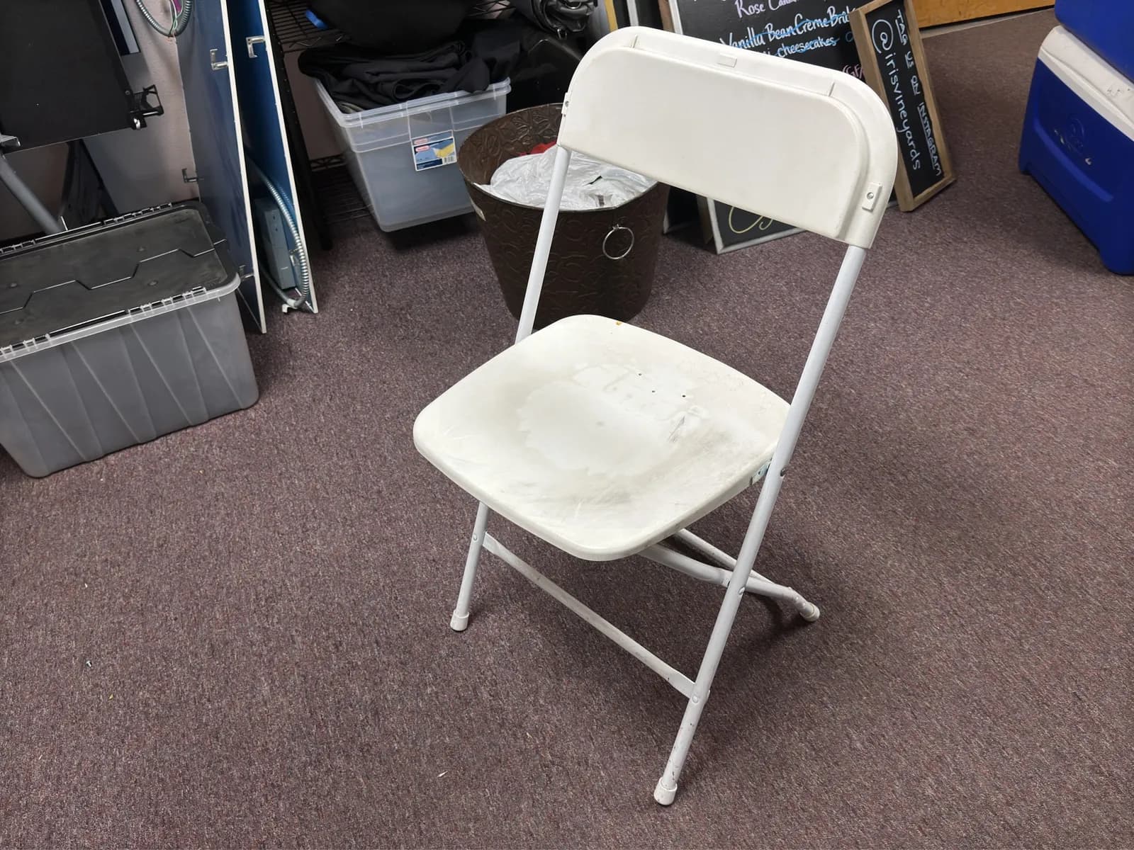 45-white-folding-chairs-6f4646-2