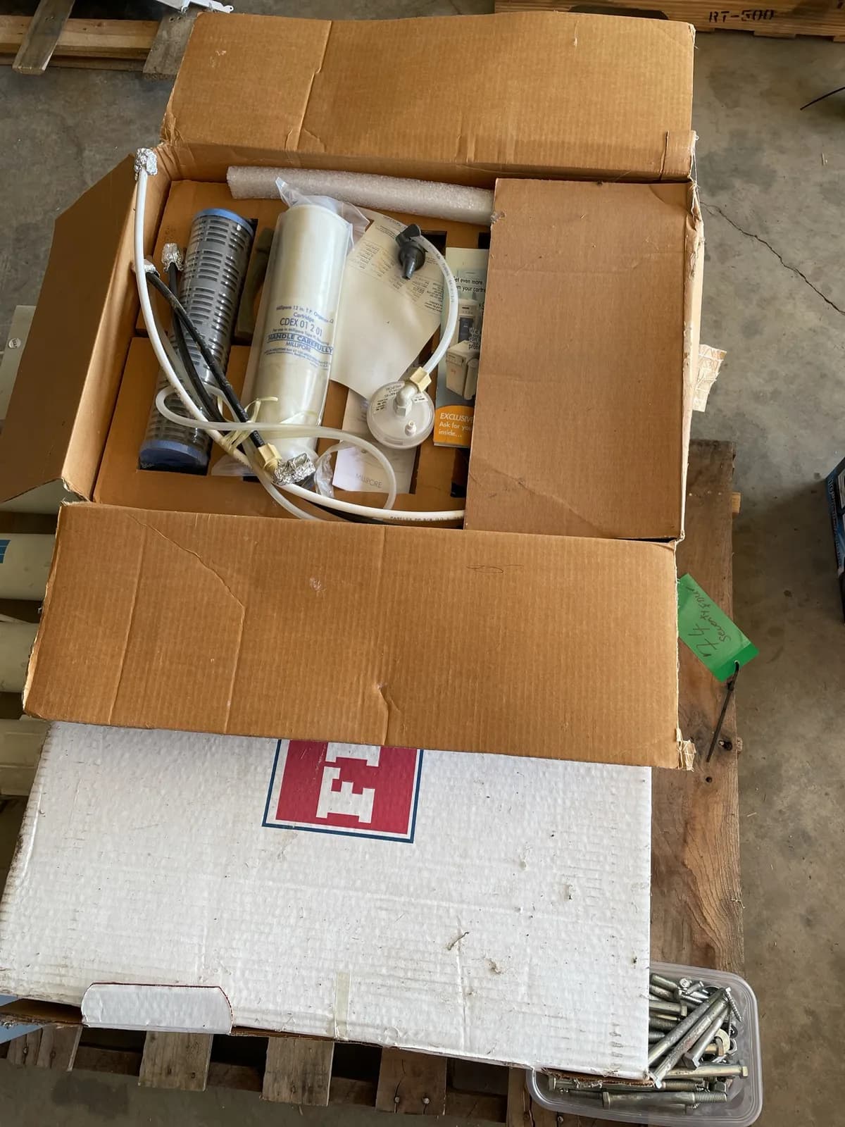 pallet-of-items-mm9vxgsn