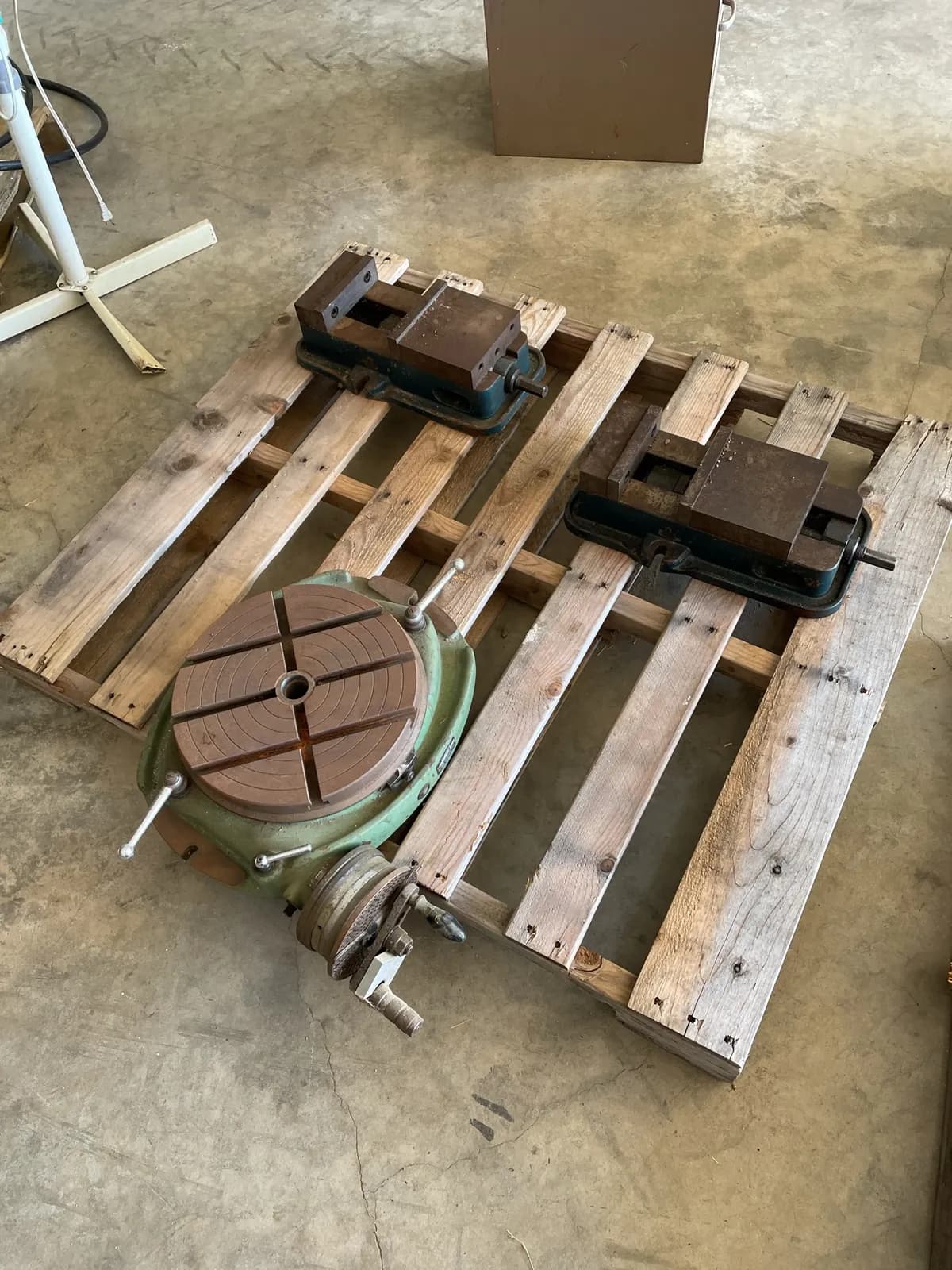 2-vices-and-rotary-table-mm9vz9of