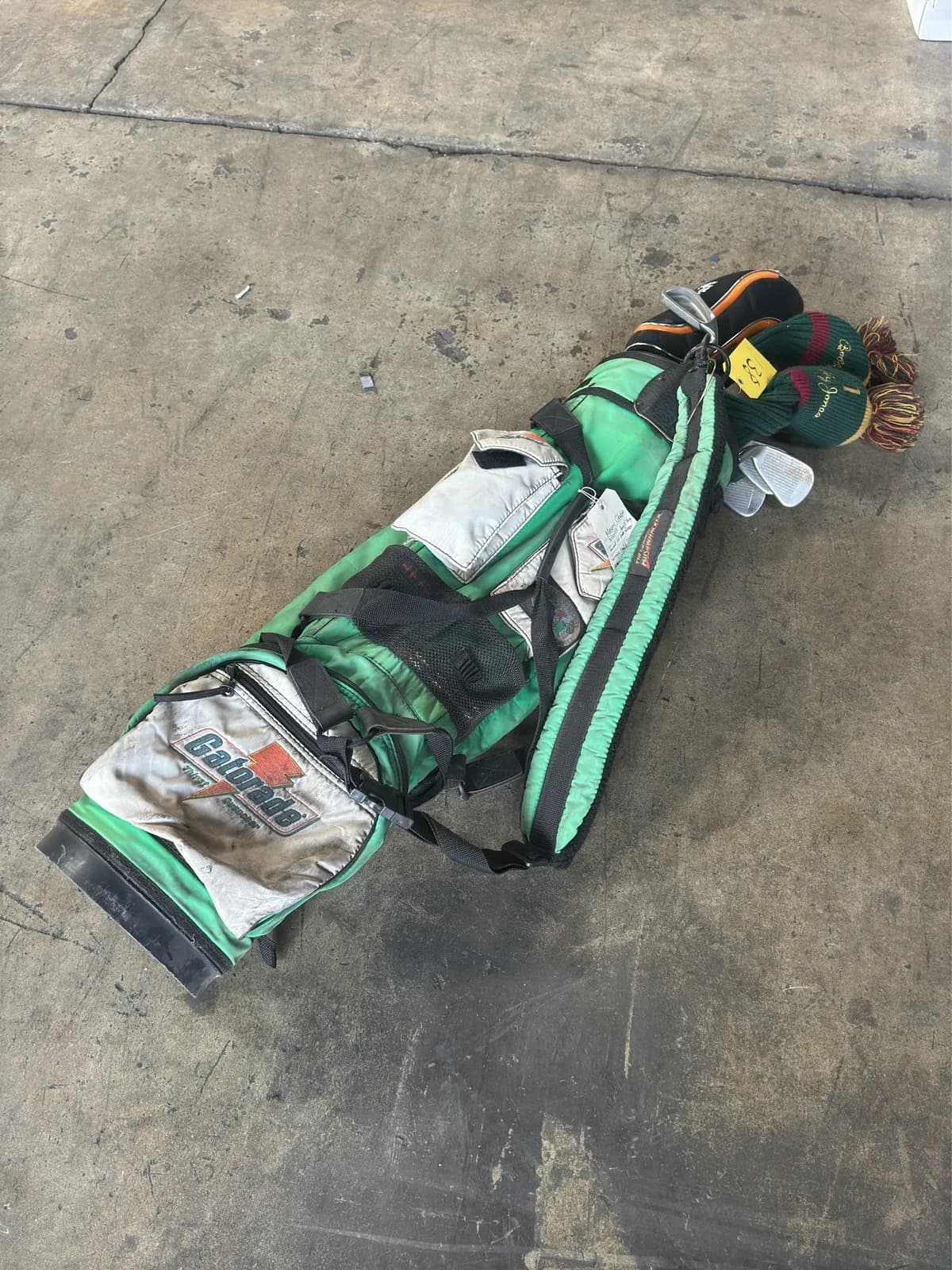 gatorade-golf-club-bag-with-clubs-mm2otko0
