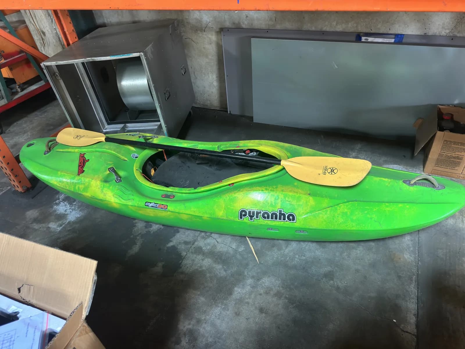 pyranha-kayak-with-paddle-6ab466