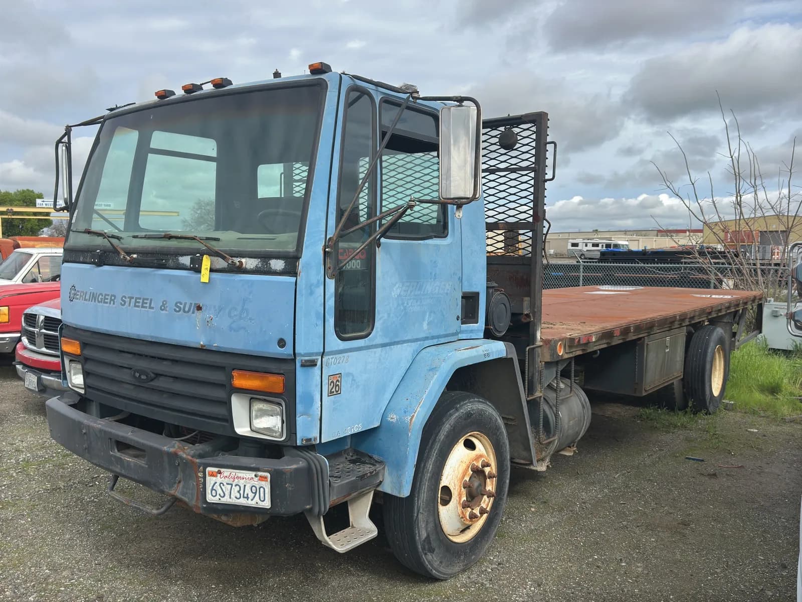 1993-ford-cf7000-flatbed-truck-mnj7ujd1