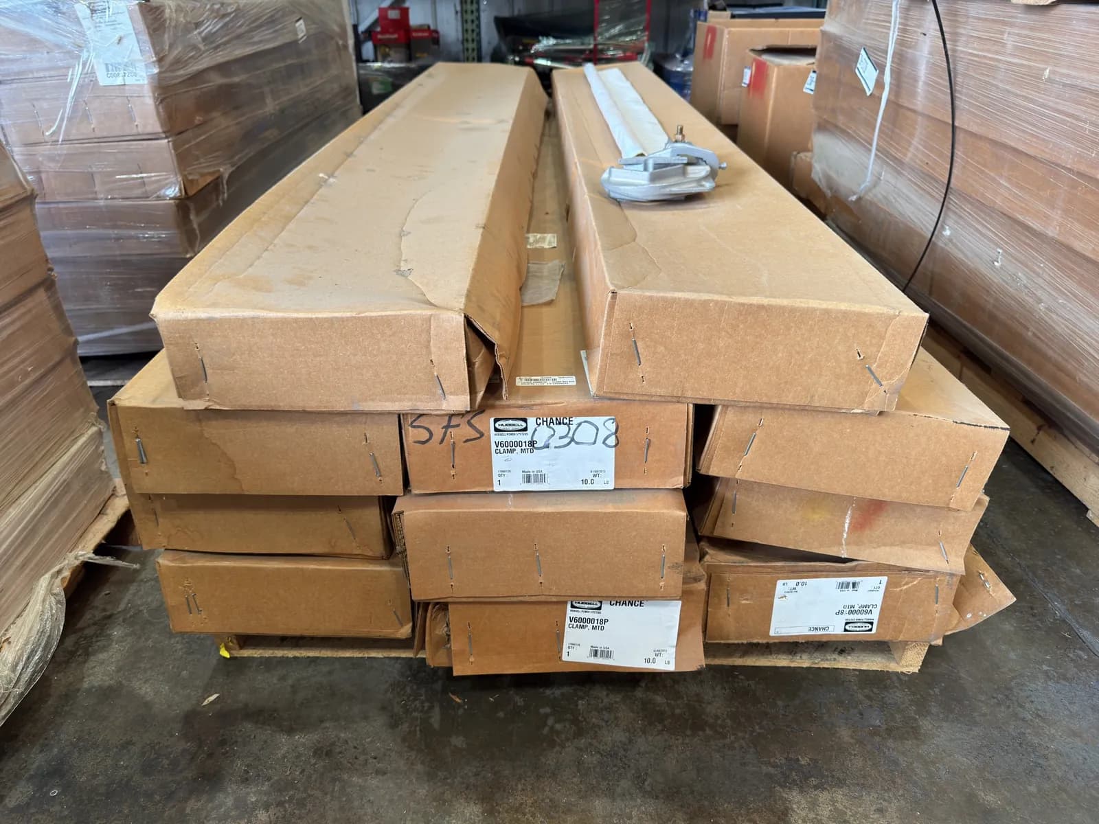 contents-of-pallet-approximately-12-hubbell-chance-clamp-poles-2b908e