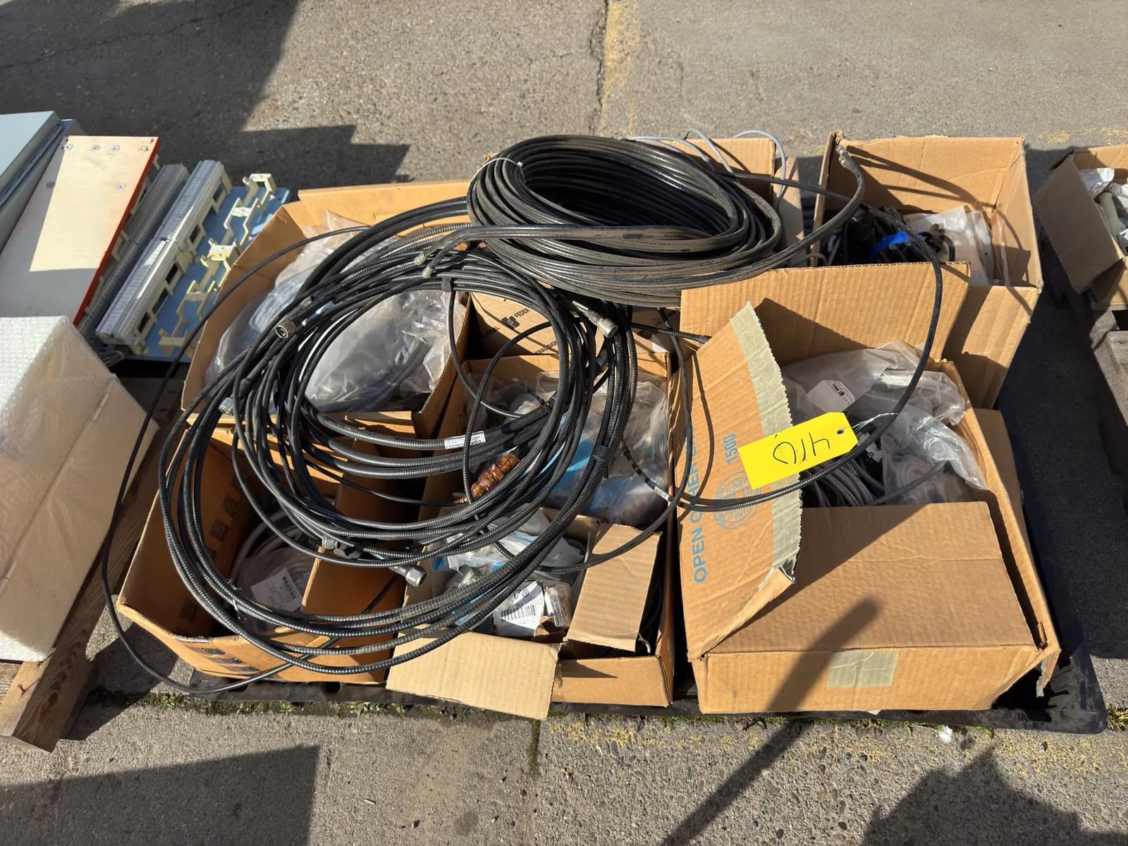 contents-of-pallet-assorted-cables-c5da83