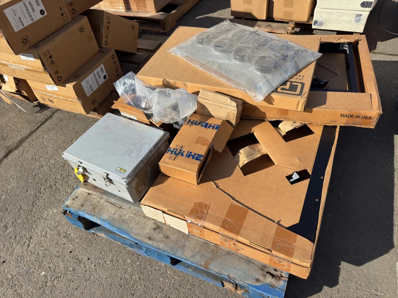 contents-of-pallet-server-rack-parts-and-control-box-mmp4n580
