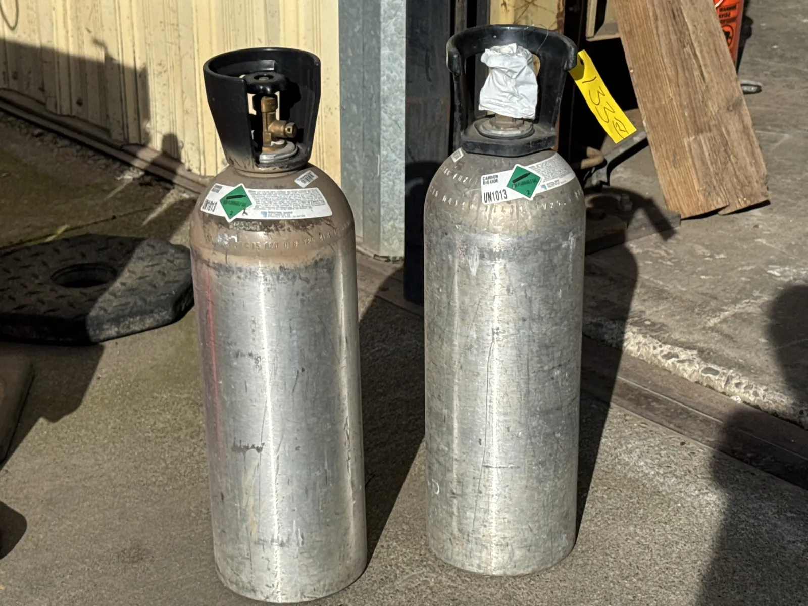 2-carbon-dioxide-tanks-mm43ww4z