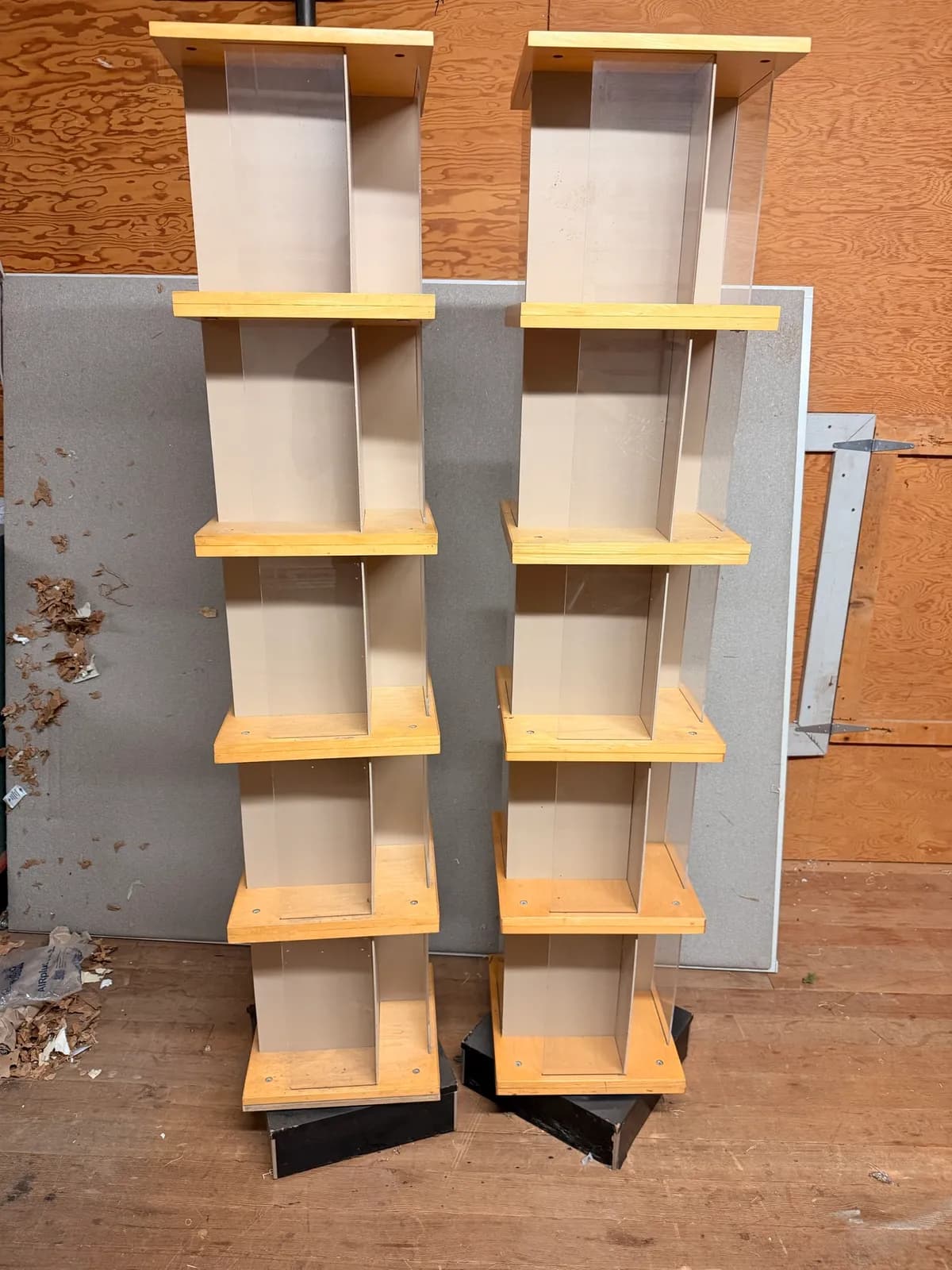 two-rotating-fixtures-mm9lew9y