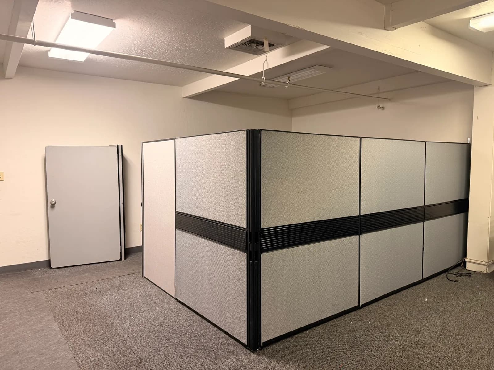 office-cubicle-586168