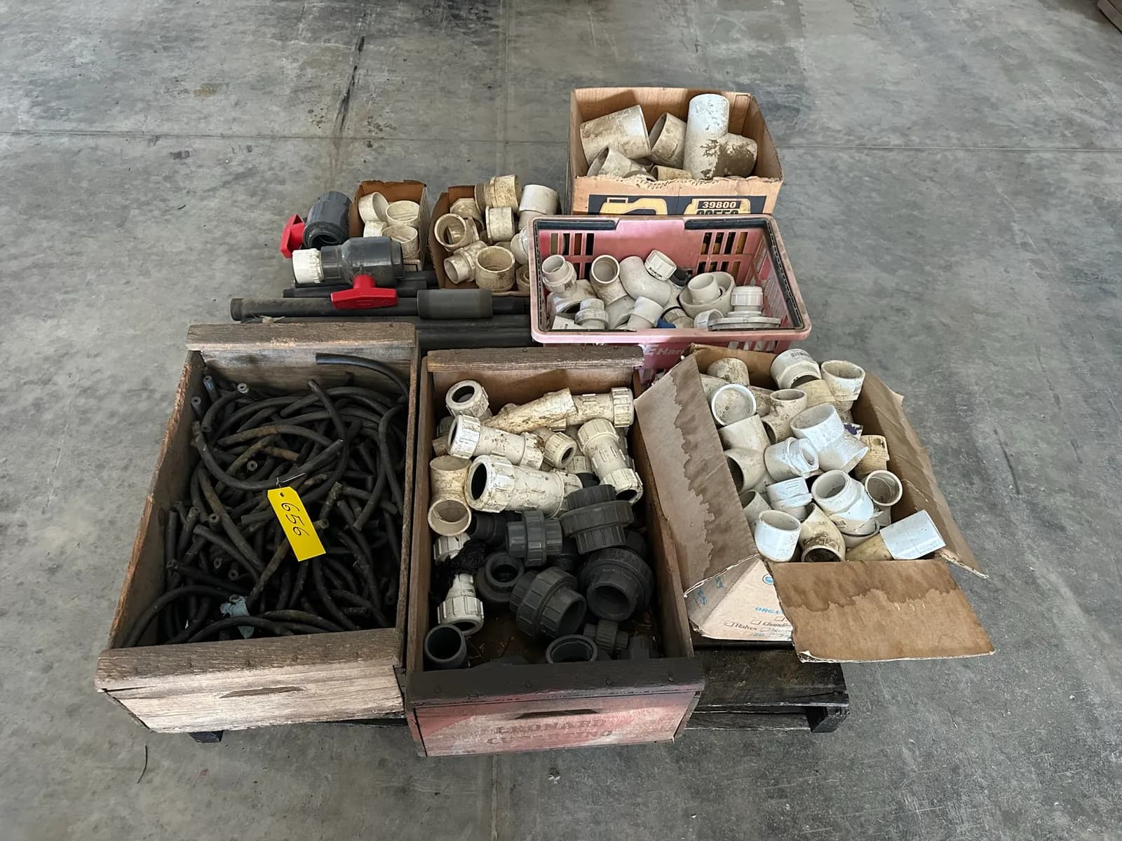 pallet-of-assorted-pvc-pipe-fittings-and-more-mmyau3cr