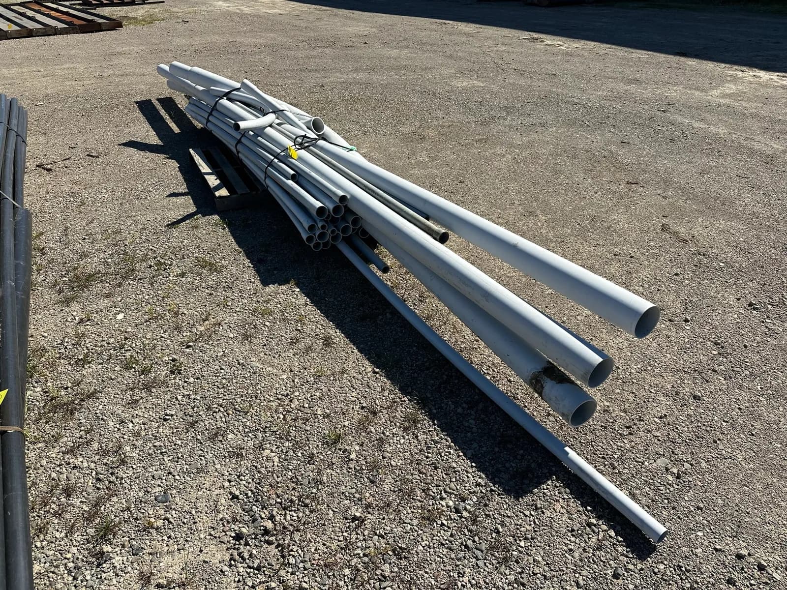 bundle-of-assorted-pipe-mmya3xw7