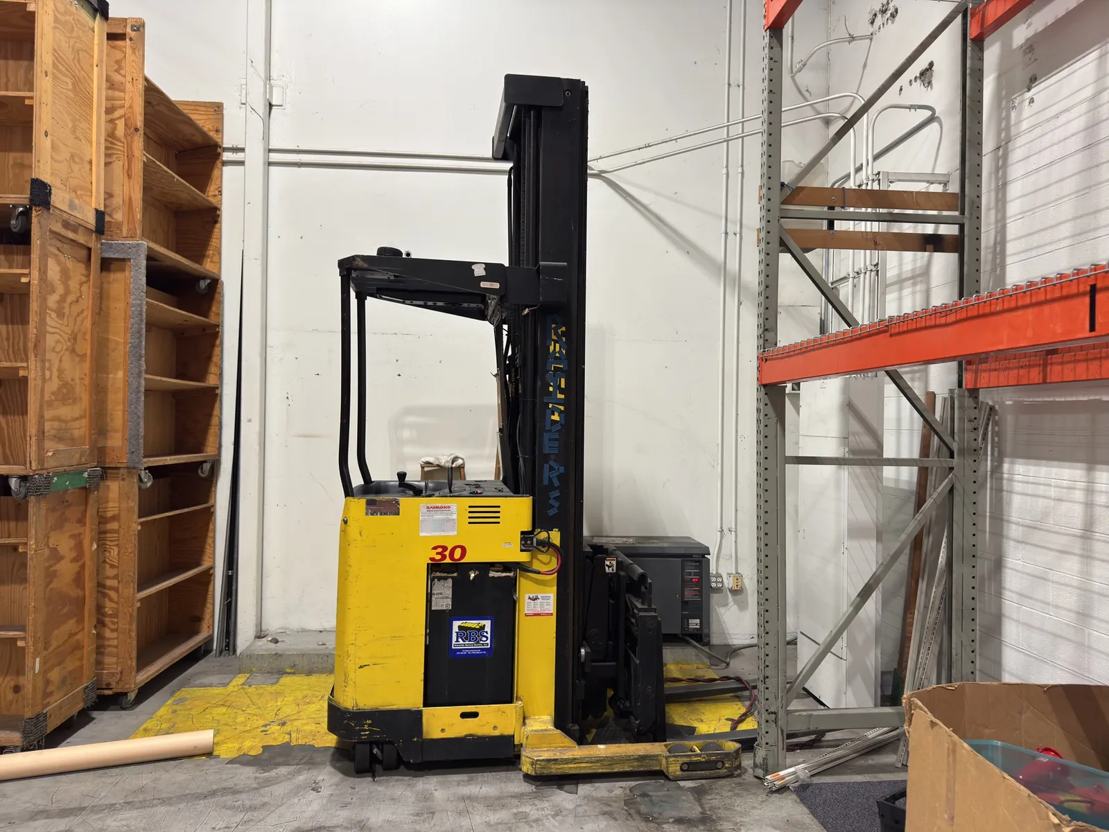 hyster-30-standing-2400lb-capacity-electric-forklift-e8eb77