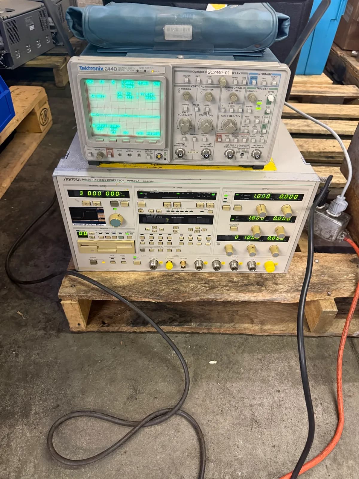 tektronix-2440-500-m-s-dual-channel-oscilloscope-and-anritsu-mp1650-05-4ghz-pattern-generator-3ac5cf