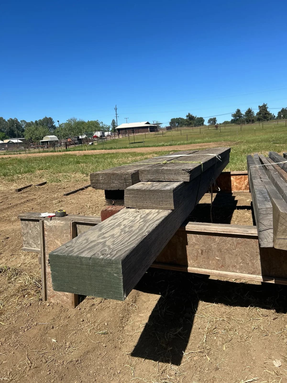 assorted-wooden-beams-and-planks-mndhrtjo