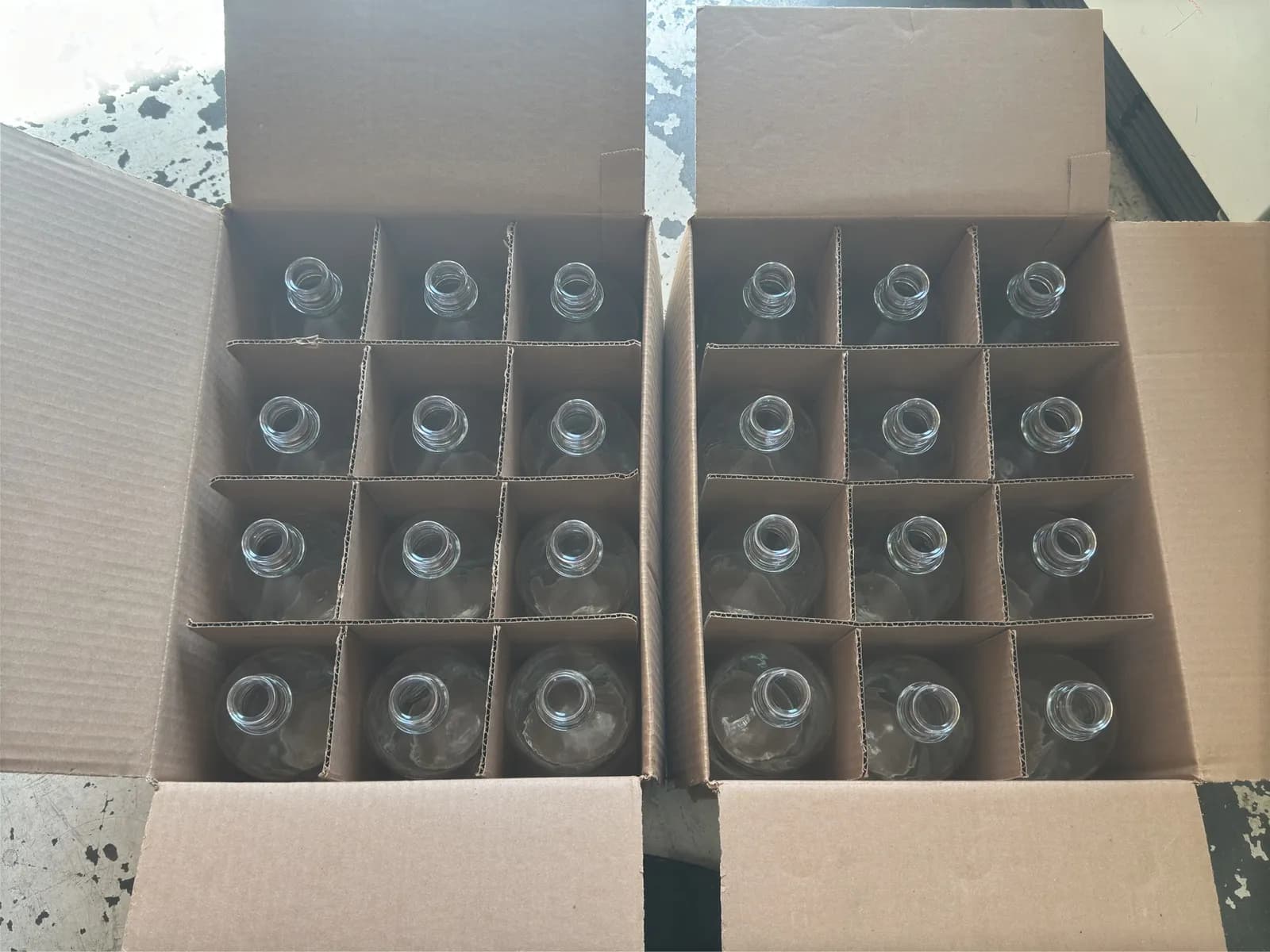 quantity-of-24-wheaton-1000ml-graduated-bottles-93b37e