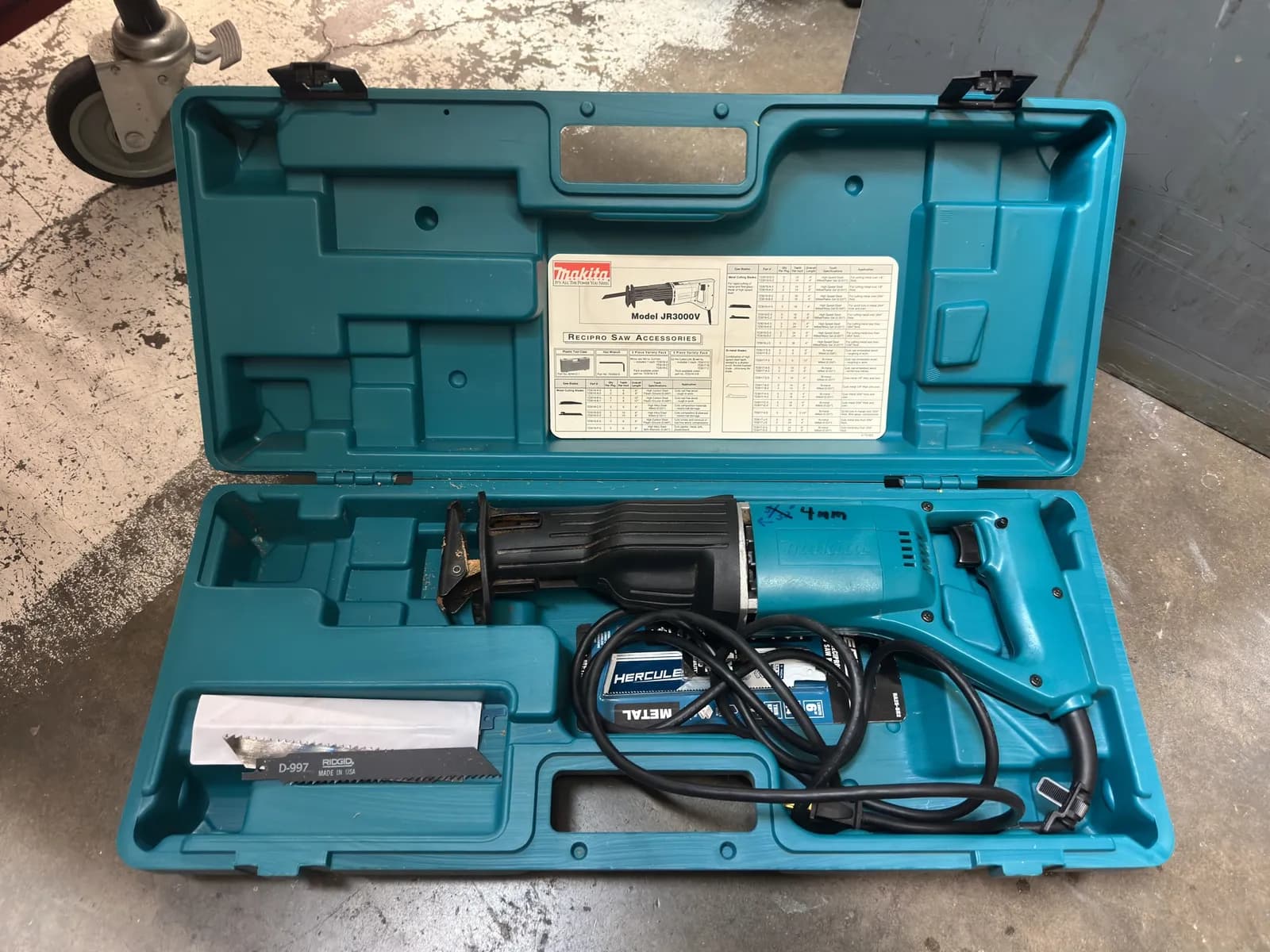 makita-reciprocating-saw-with-case-8bc6fa