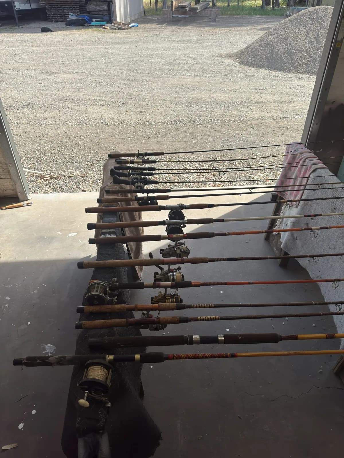 fishing-poles-and-reels-mndivk94