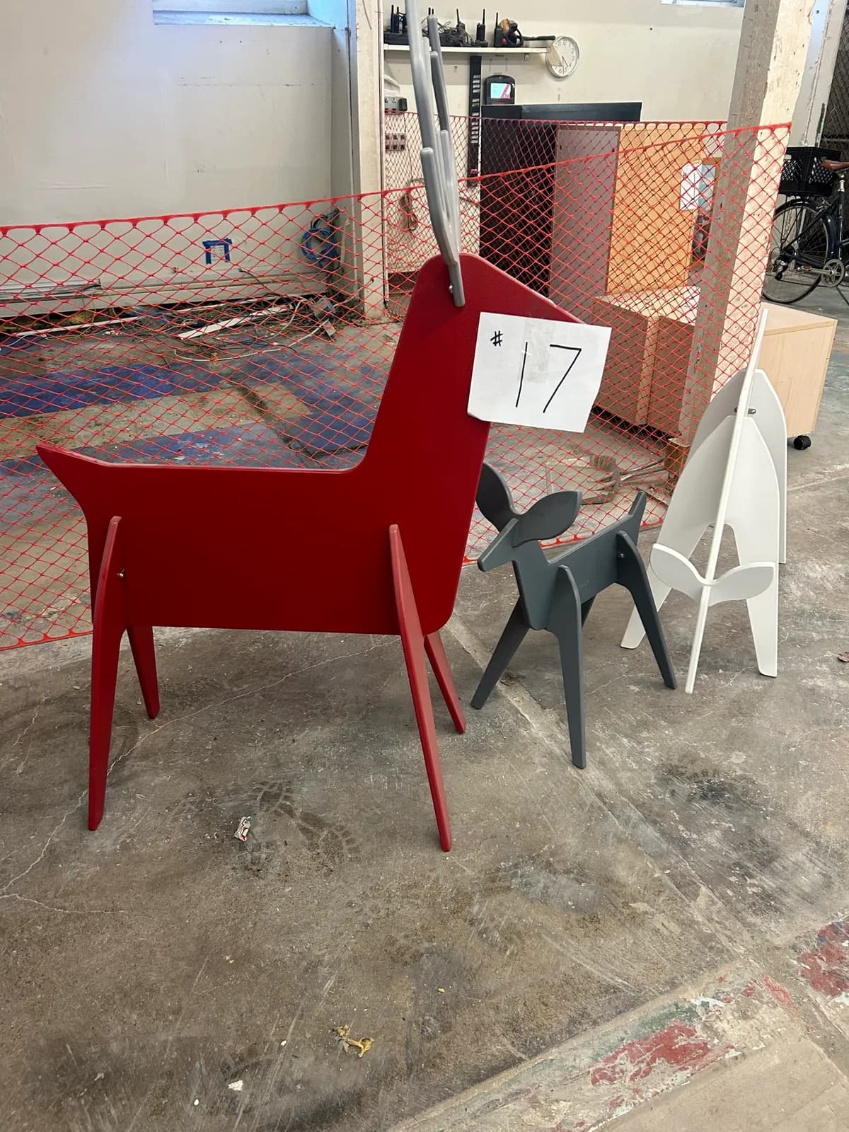 3-painted-reindeer-figures-mnjj2e1p