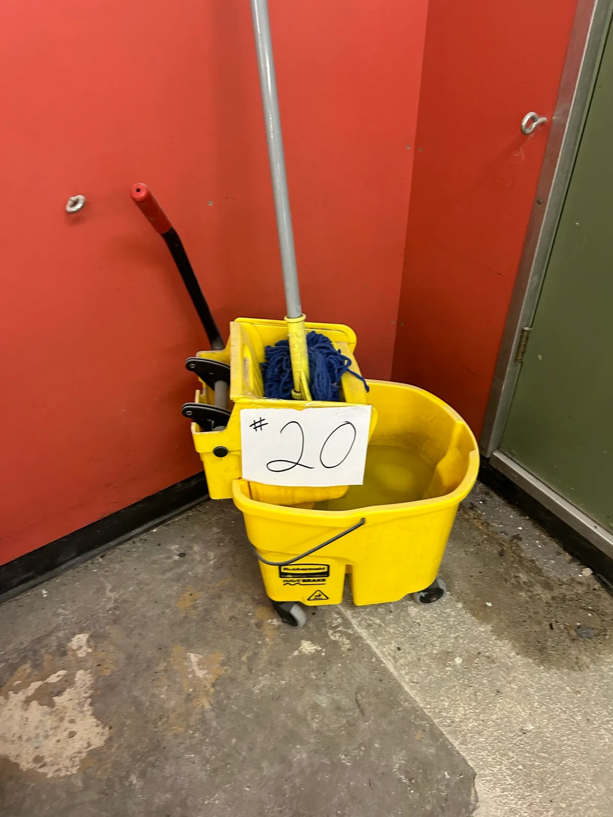 mop-and-bucket-913f77