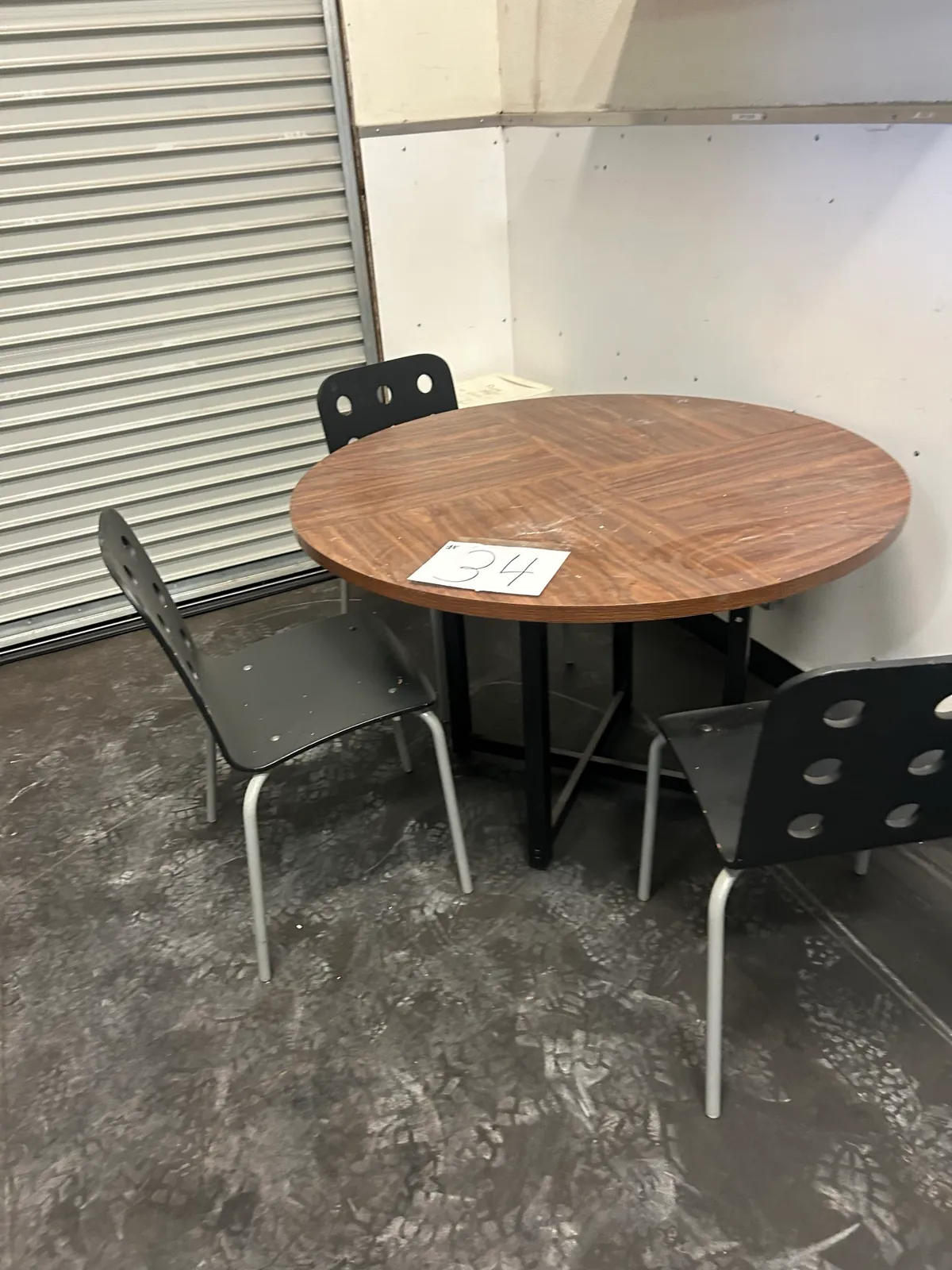 round-table-and-3-chairs-mnjisa6b