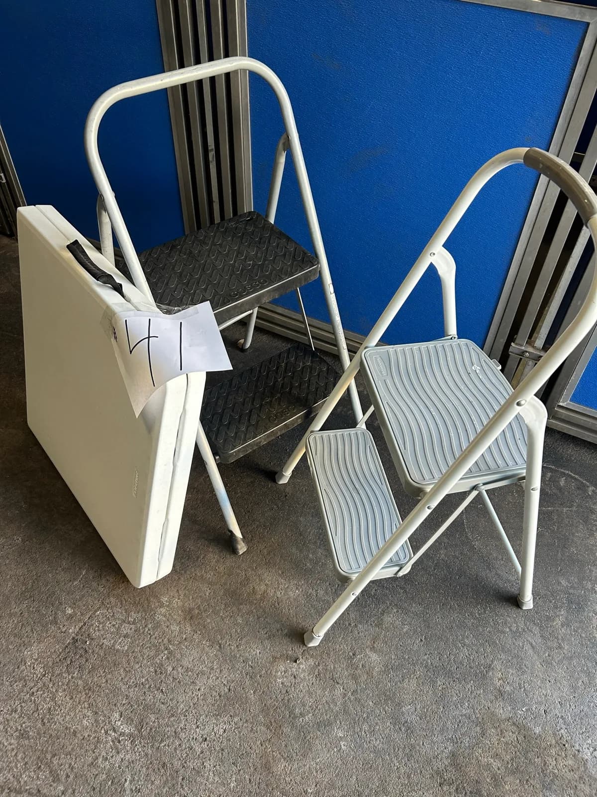 2-folding-steps-and-1-folding-plastic-table-mnjiitbr