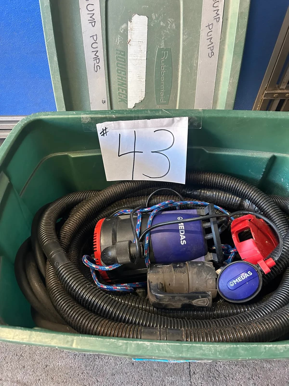 submersible-pump-and-associated-hoses-mnjig9yg