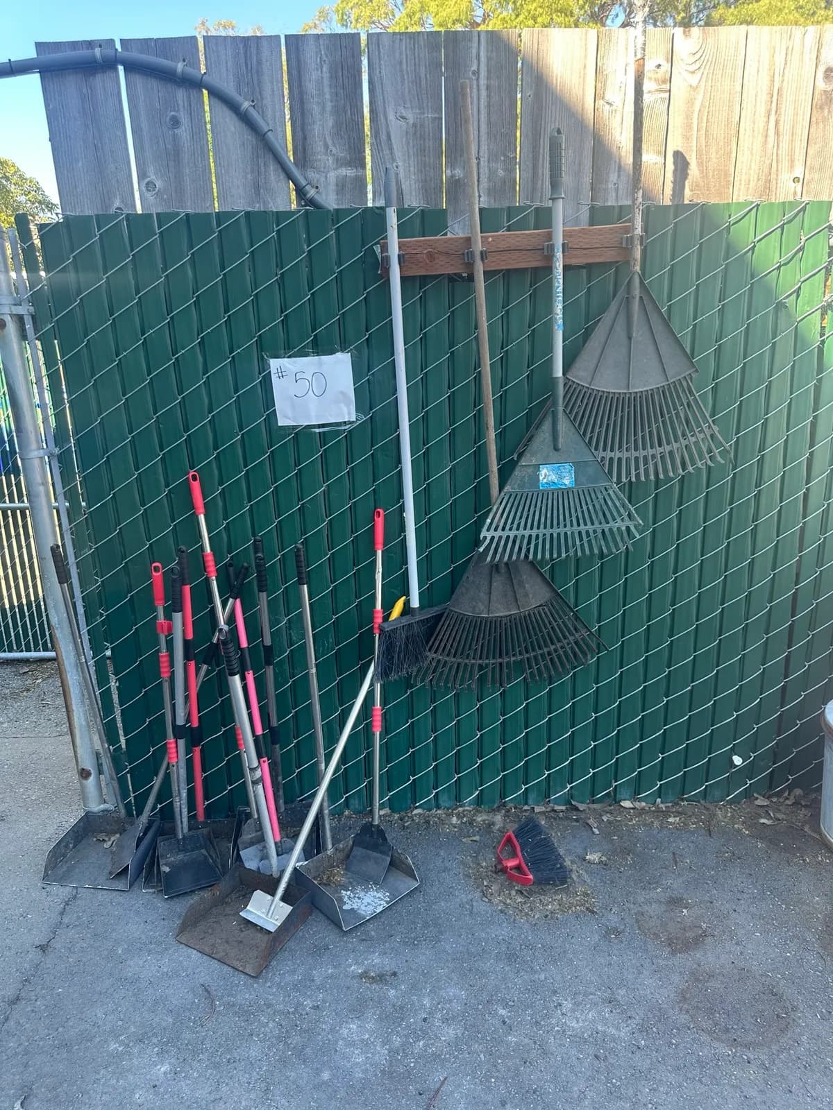 pooper-scoopers-and-rakes-mnjhjmd2