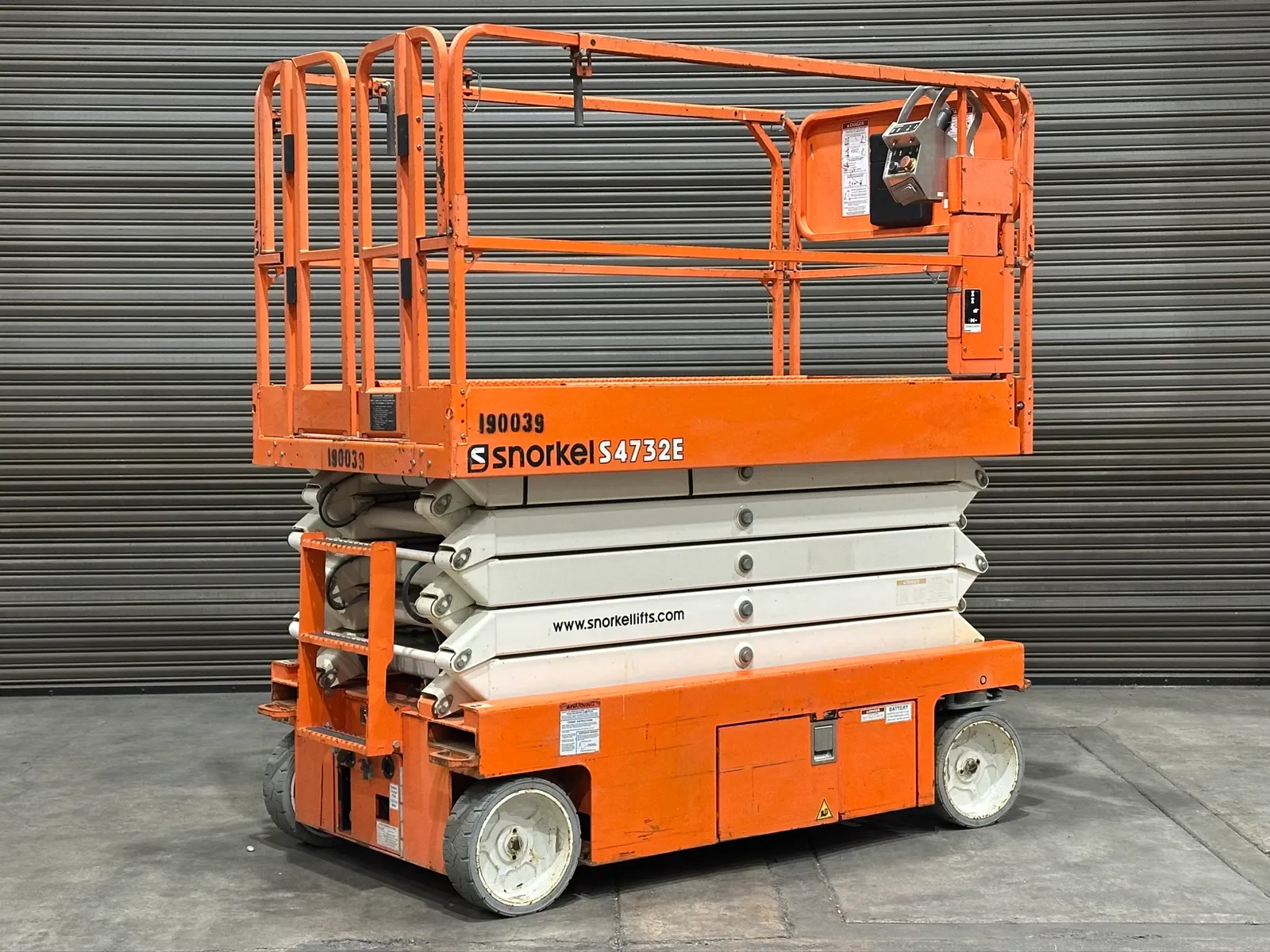 2017-snorkel-s4732e-electric-scissor-lift-32-max-lift-height-mncl3av3