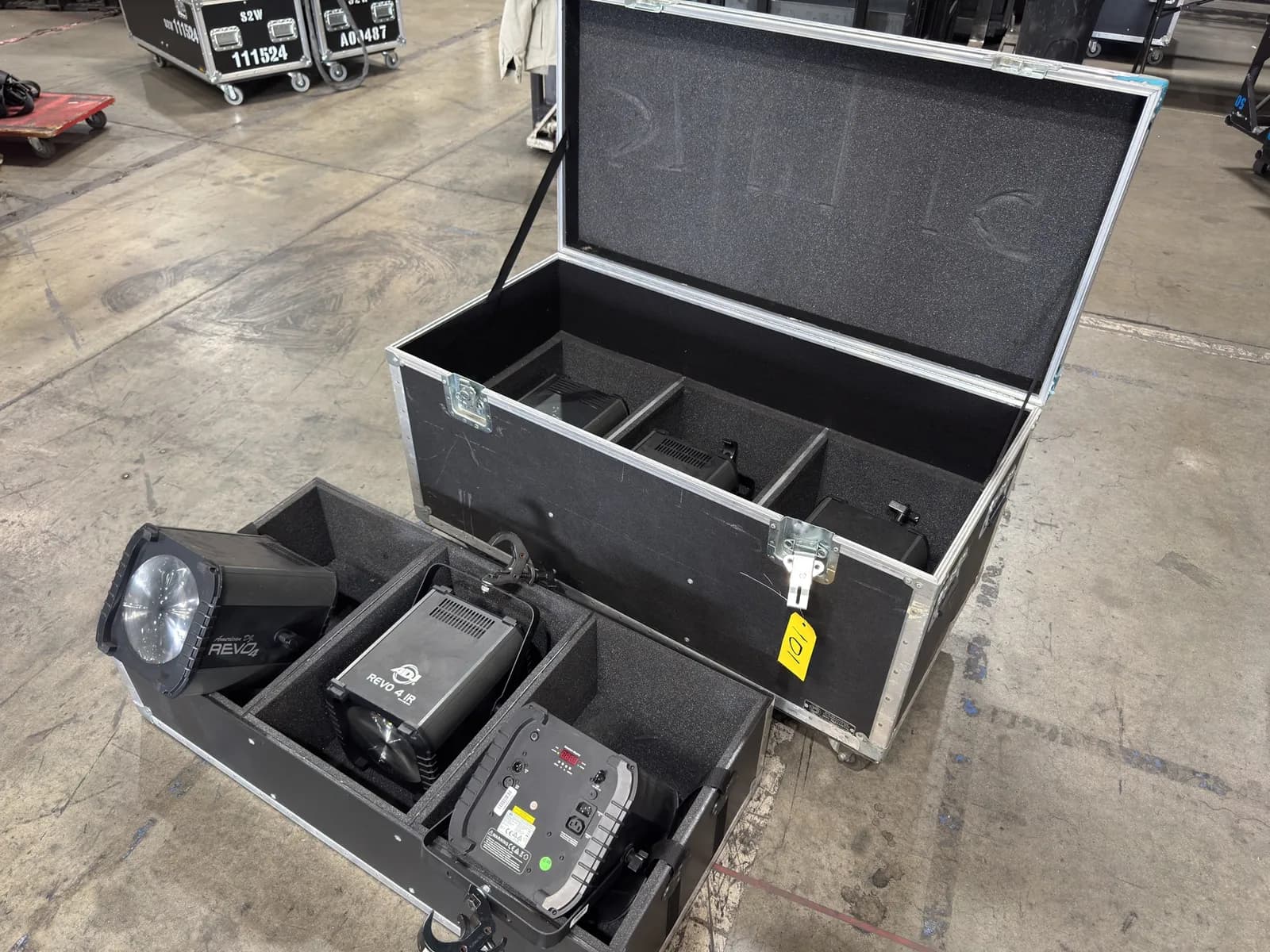 6-revo-4-ir-moonflower-light-effect-fixtures-with-rolling-hardshell-anvil-case-272017