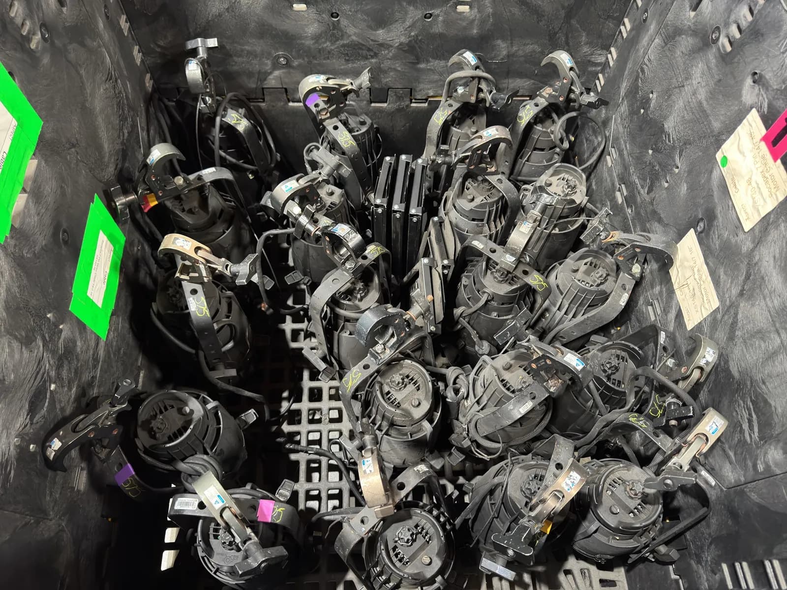 20-assorted-par-lighting-fixtures-mnlyozsf