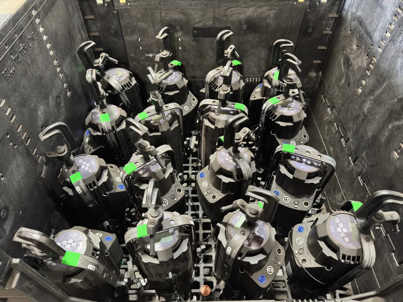 16-studio-hd-source-four-led-light-fixtures-mnlyotdm