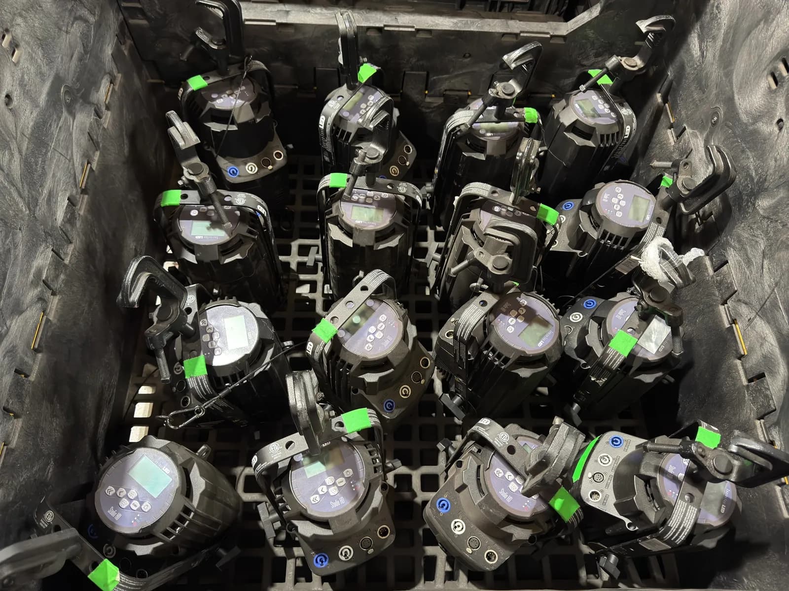 16-source-four-led-studio-hd-lighting-fixtures-mnlyojzl