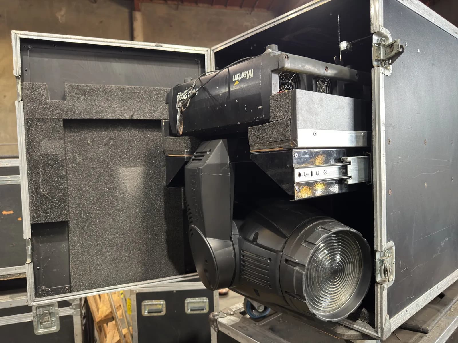 2-marin-mac-2000-series-luminare-cmy-mixing-fixtures-with-rolling-hardshell-case-be5fc4