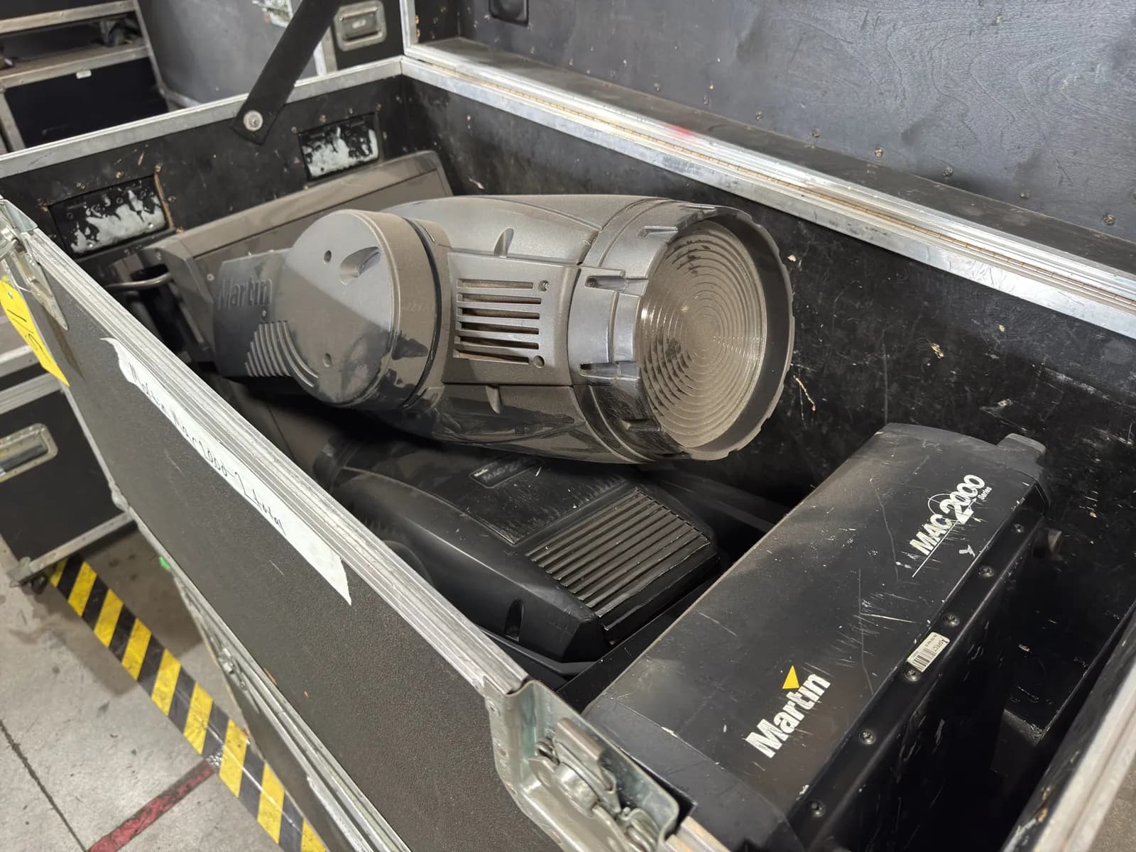 2-martin-mac-2000-gobo-lighting-fixtures-with-rolling-hardshell-case-db4aec