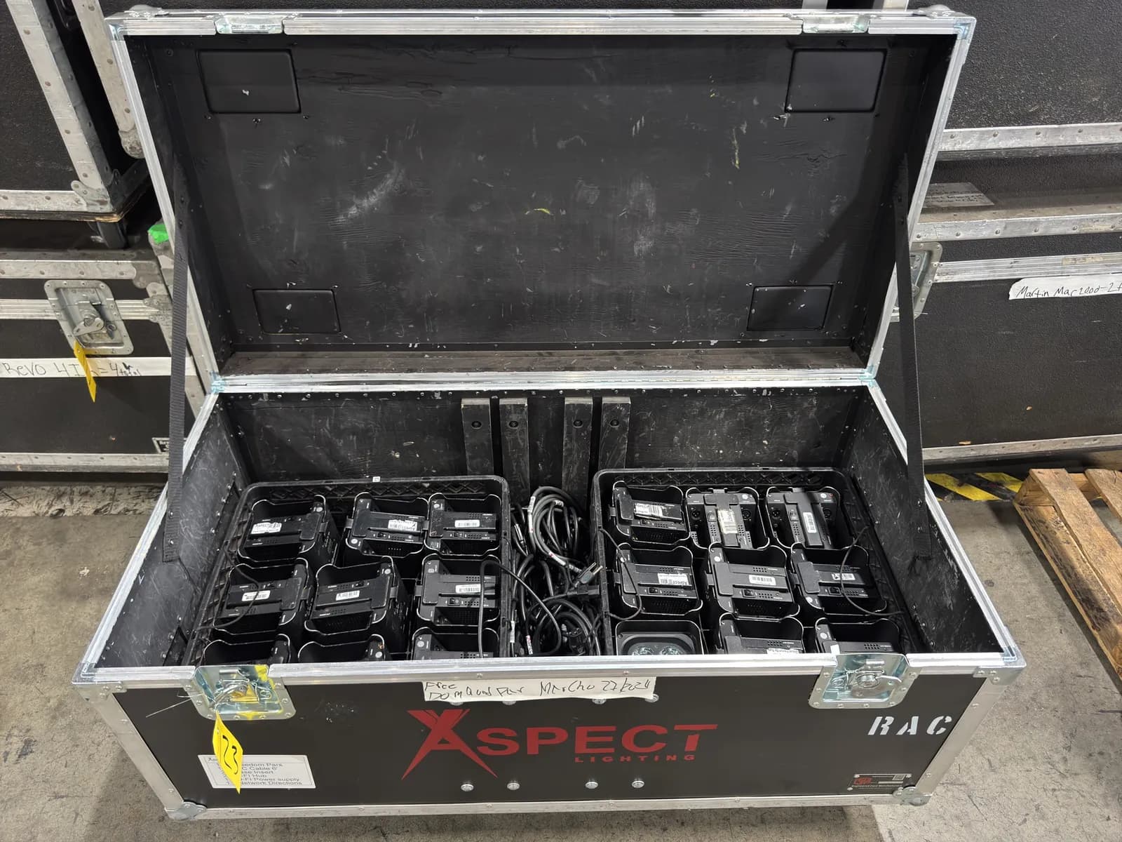 18-chauvet-dj-freedom-par-quad-4-led-lighting-fixtures-with-heavy-duty-rolling-hard-shell-road-case-mnnuum07