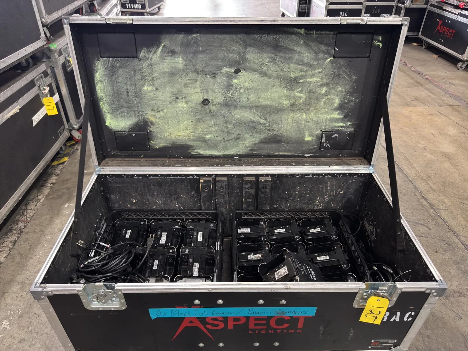 18-chauvet-dj-freedom-par-quad-4-led-fixtures-with-heavy-duty-rolling-hard-shell-case-7d0a17