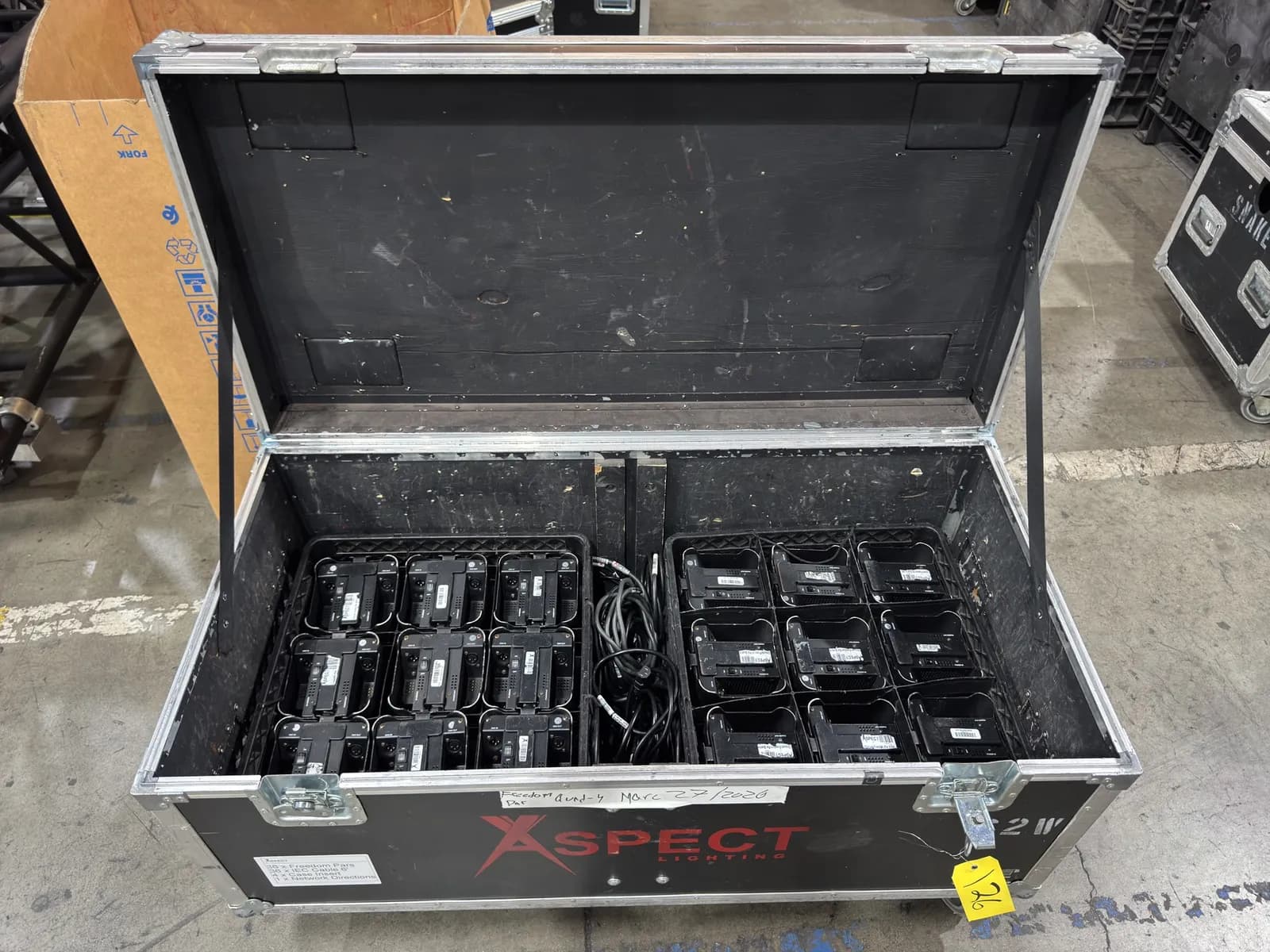 18-chauvet-dj-freedom-par-quad-4-led-lighting-fixtures-with-heavy-duty-rolling-hard-shell-road-case-mnnuzk6v