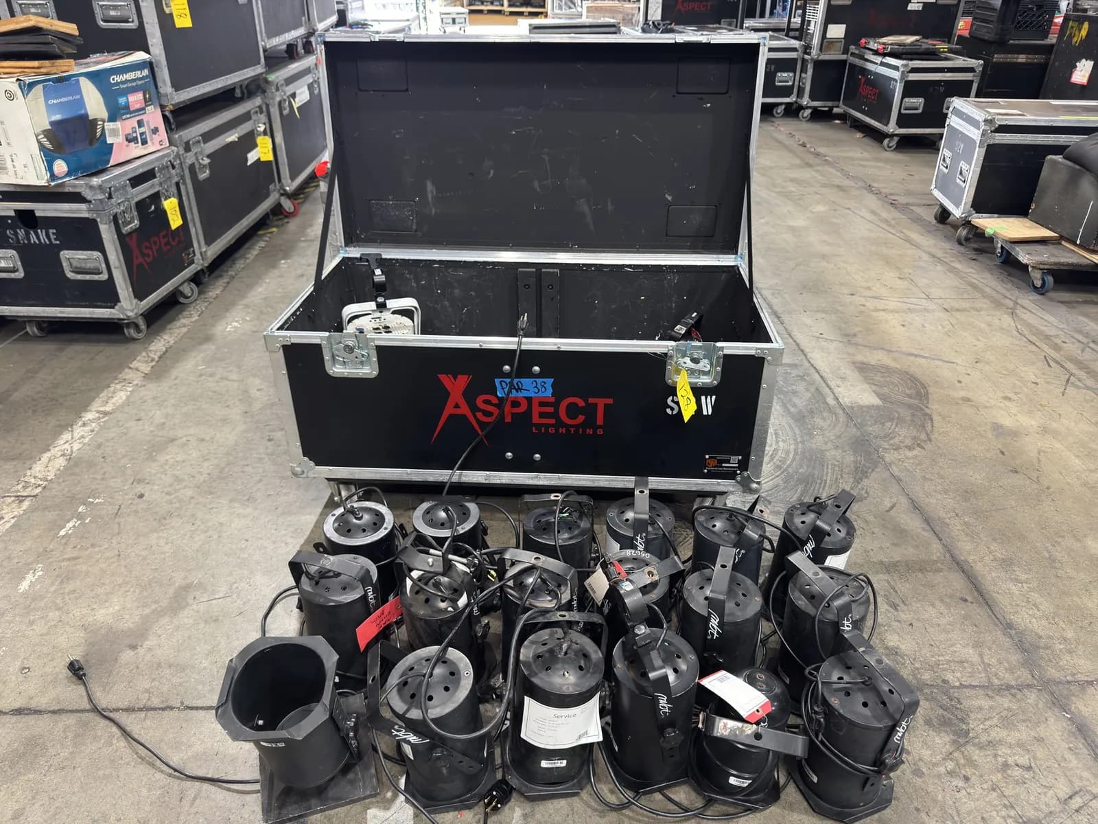 21-assorted-par-lights-with-heavy-duty-rolling-hard-shell-case-20df3d