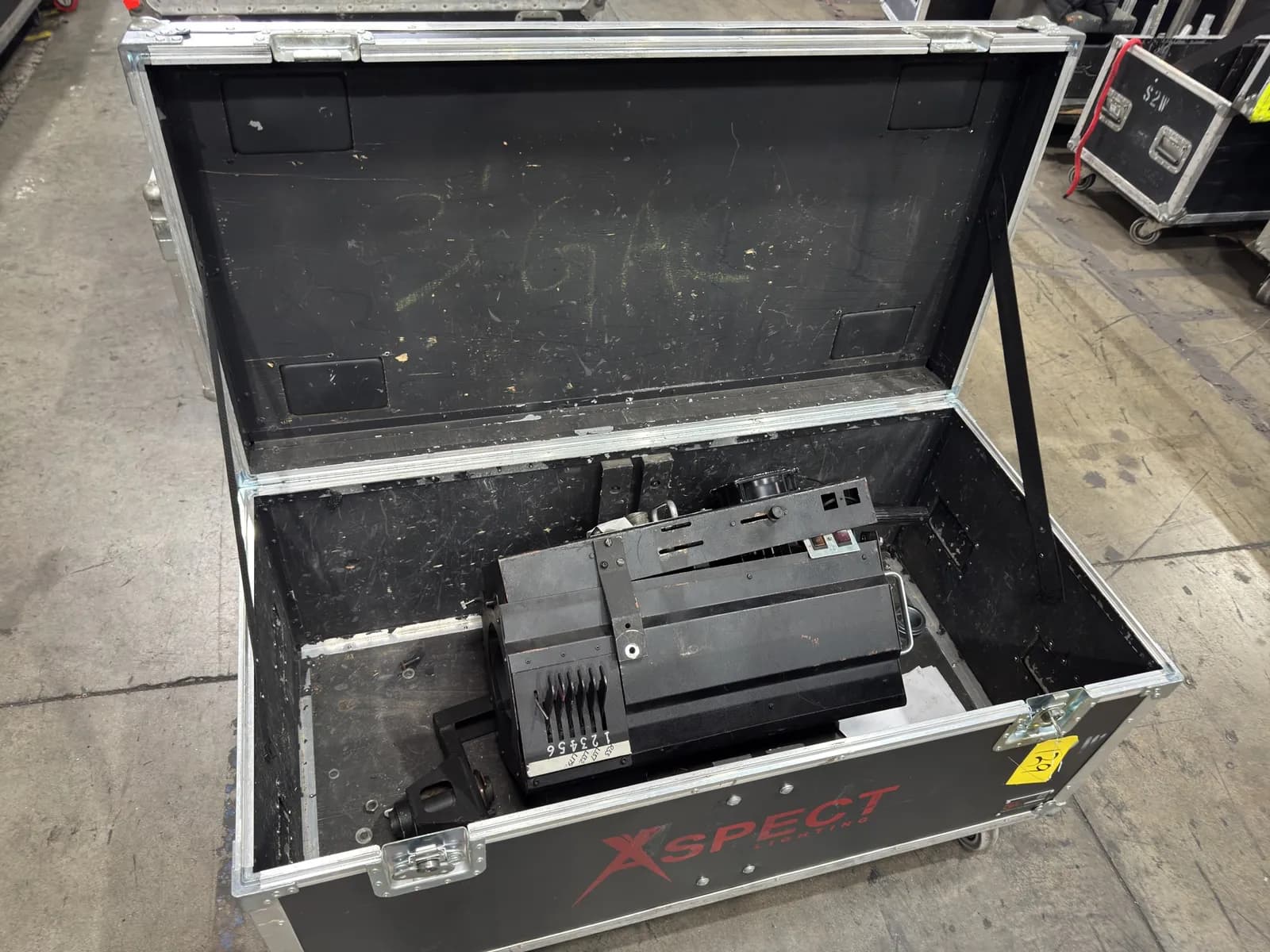 lycian-starklite-1200w-follow-spot-with-heavy-duty-rolling-hard-shell-road-case-253b61