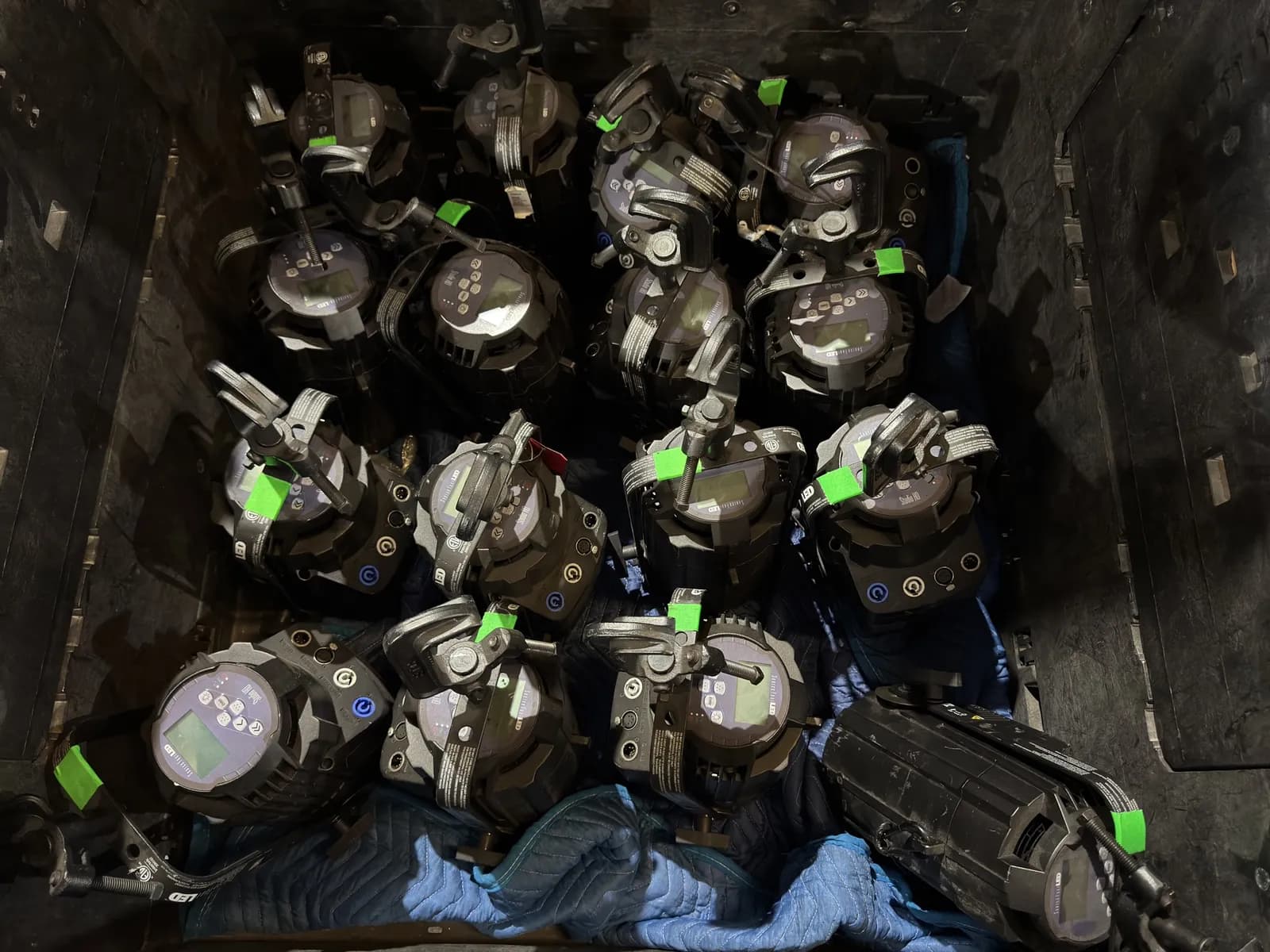 16-source-four-led-studio-hd-lighting-fixtures-mnnv3iq1