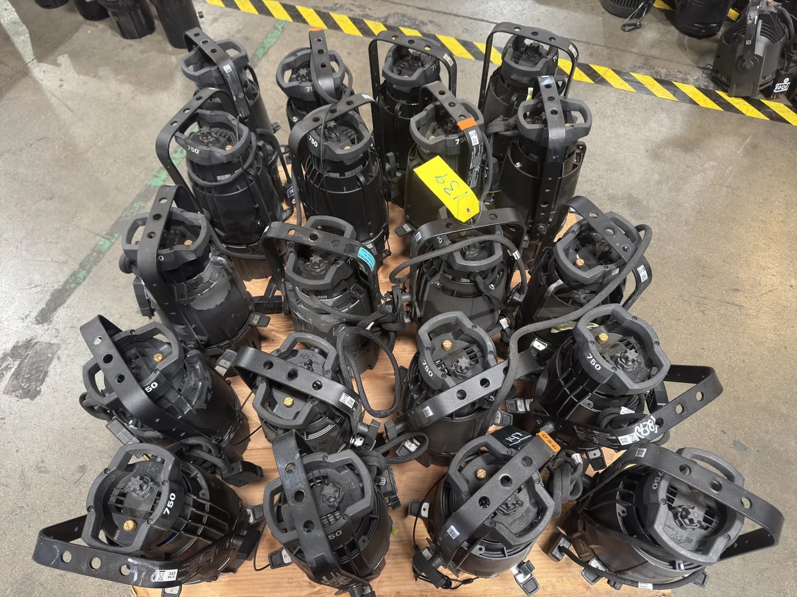 20-source-four-750-ellipsoidal-series-light-fixtures-mnnva9y4