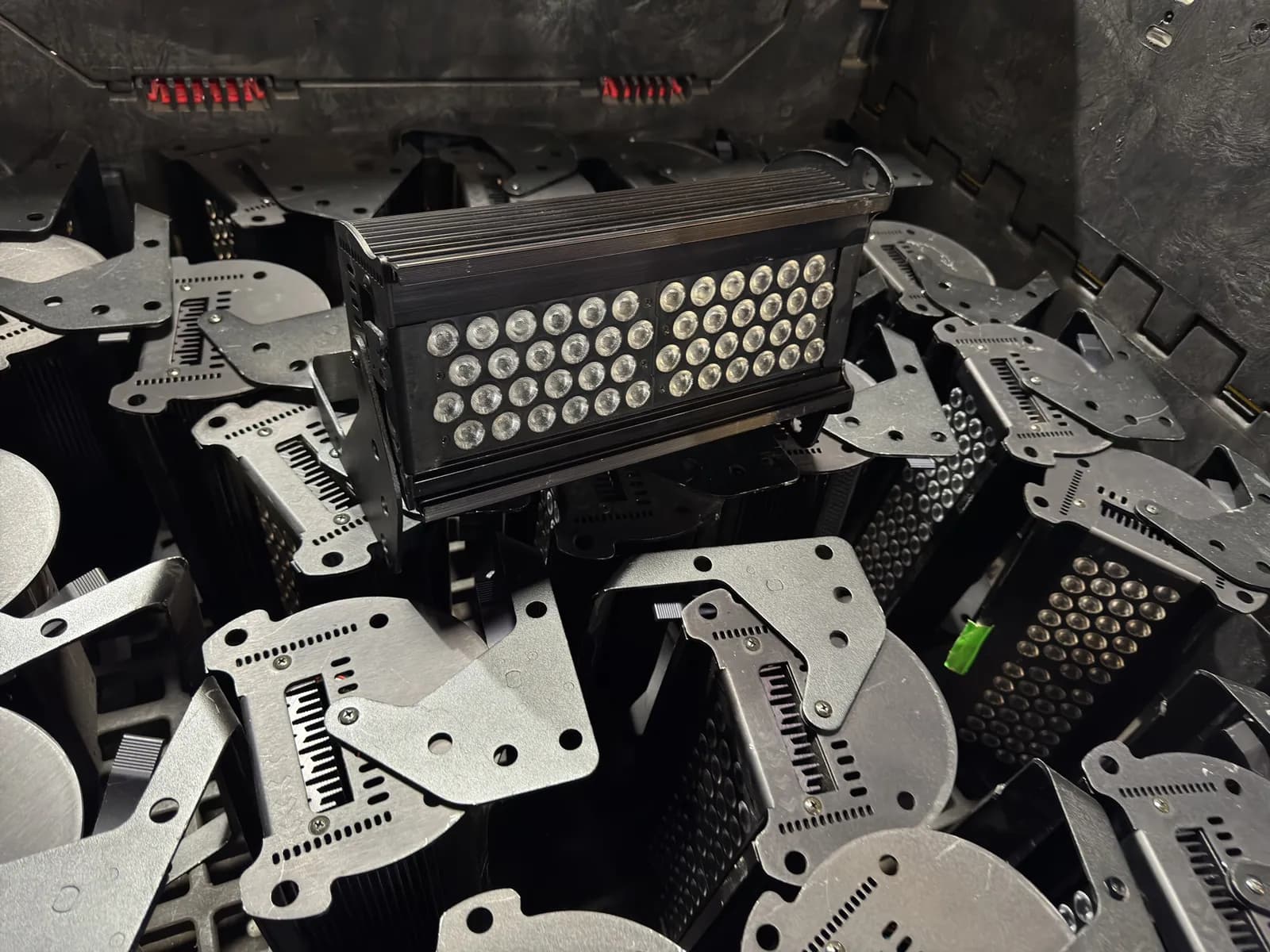 25-chroma-q-color-force-12-led-fixtures-mnnveawc